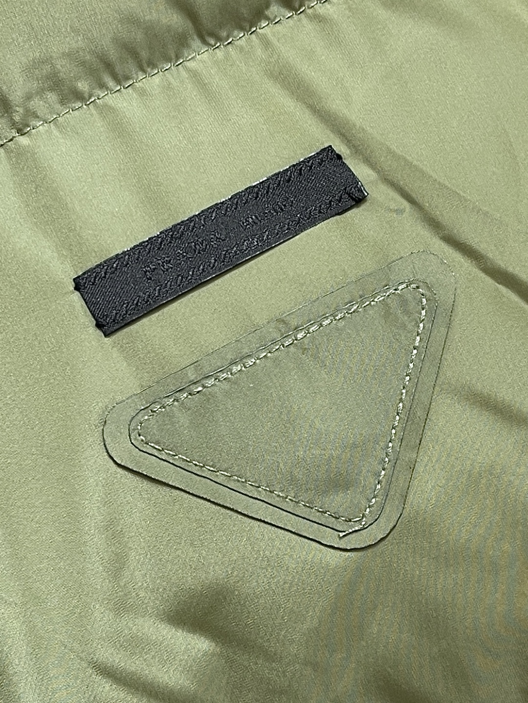 🛒🛒Prada 饰织物三角标羽绒马甲，选品牌标志性的再生尼龙面料，与传统尼龙性能相当，具备高强度，抗撕裂