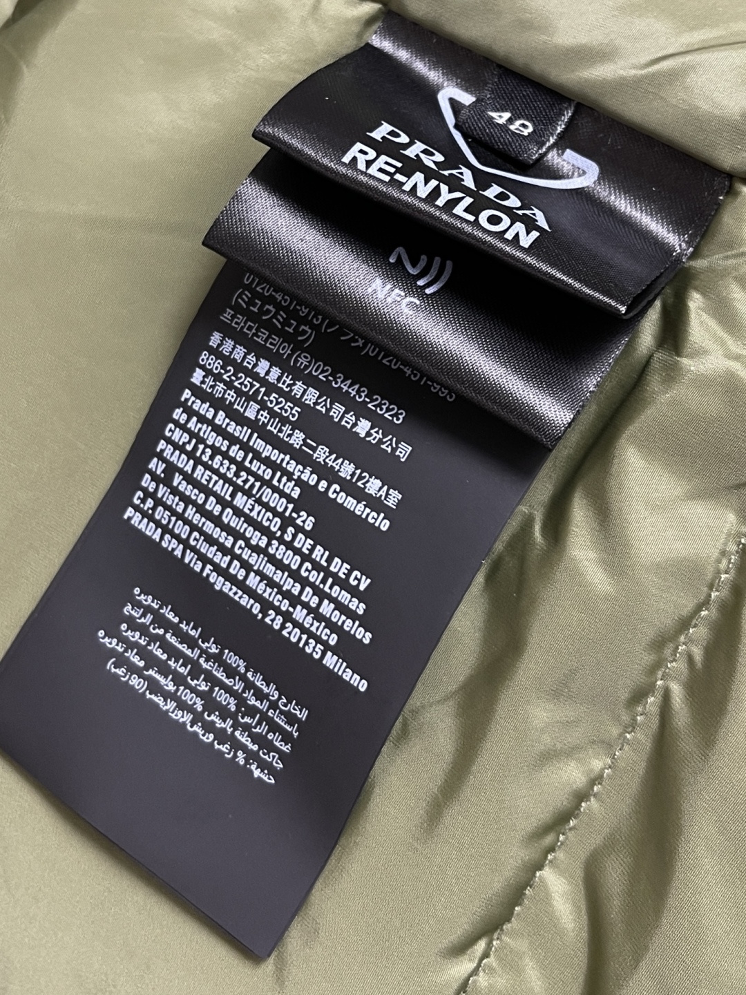 🛒🛒Prada 饰织物三角标羽绒马甲，选品牌标志性的再生尼龙面料，与传统尼龙性能相当，具备高强度，抗撕裂