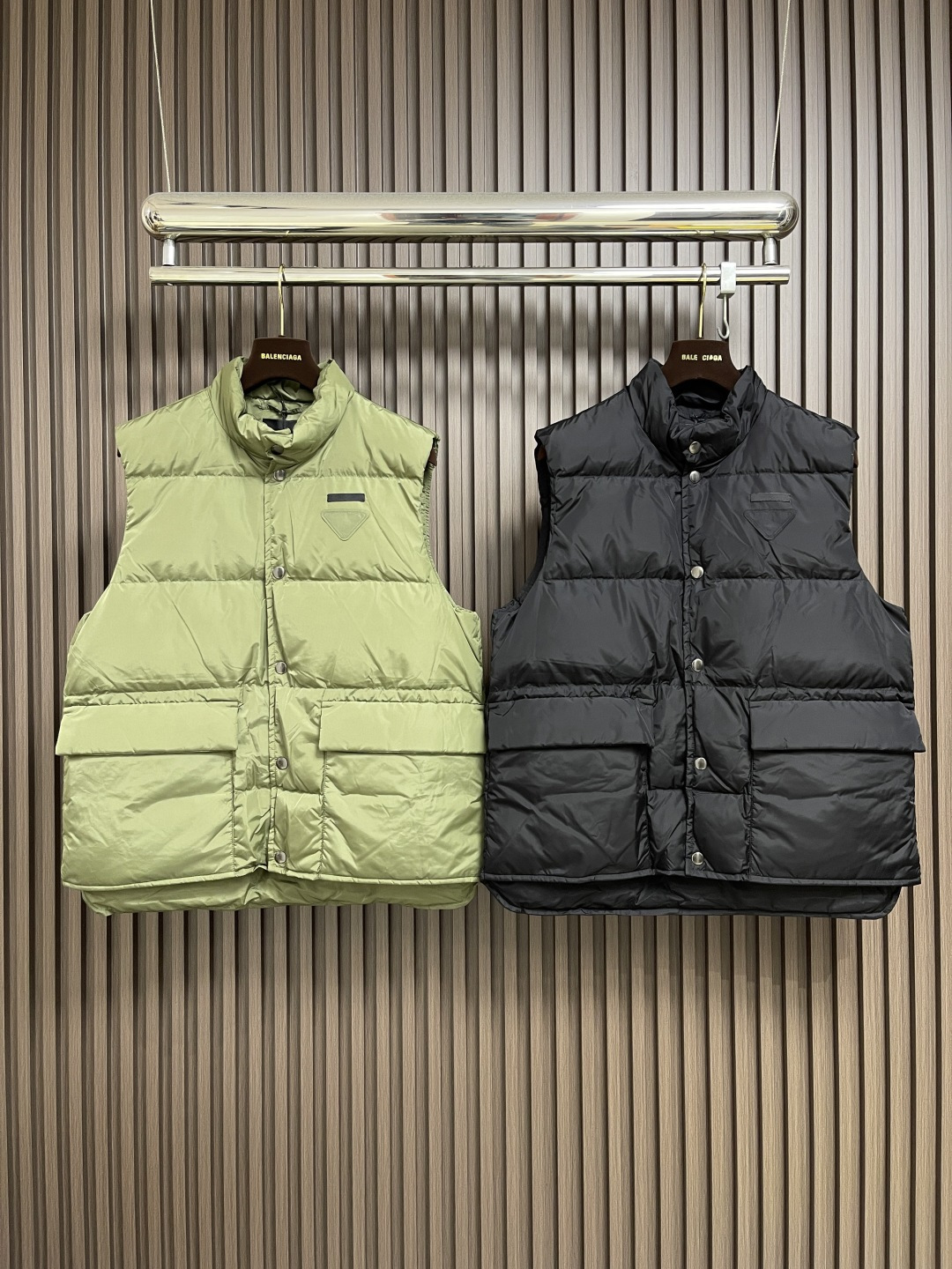 🛒🛒Prada 饰织物三角标羽绒马甲，选品牌标志性的再生尼龙面料，与传统尼龙性能相当，具备高强度，抗撕裂