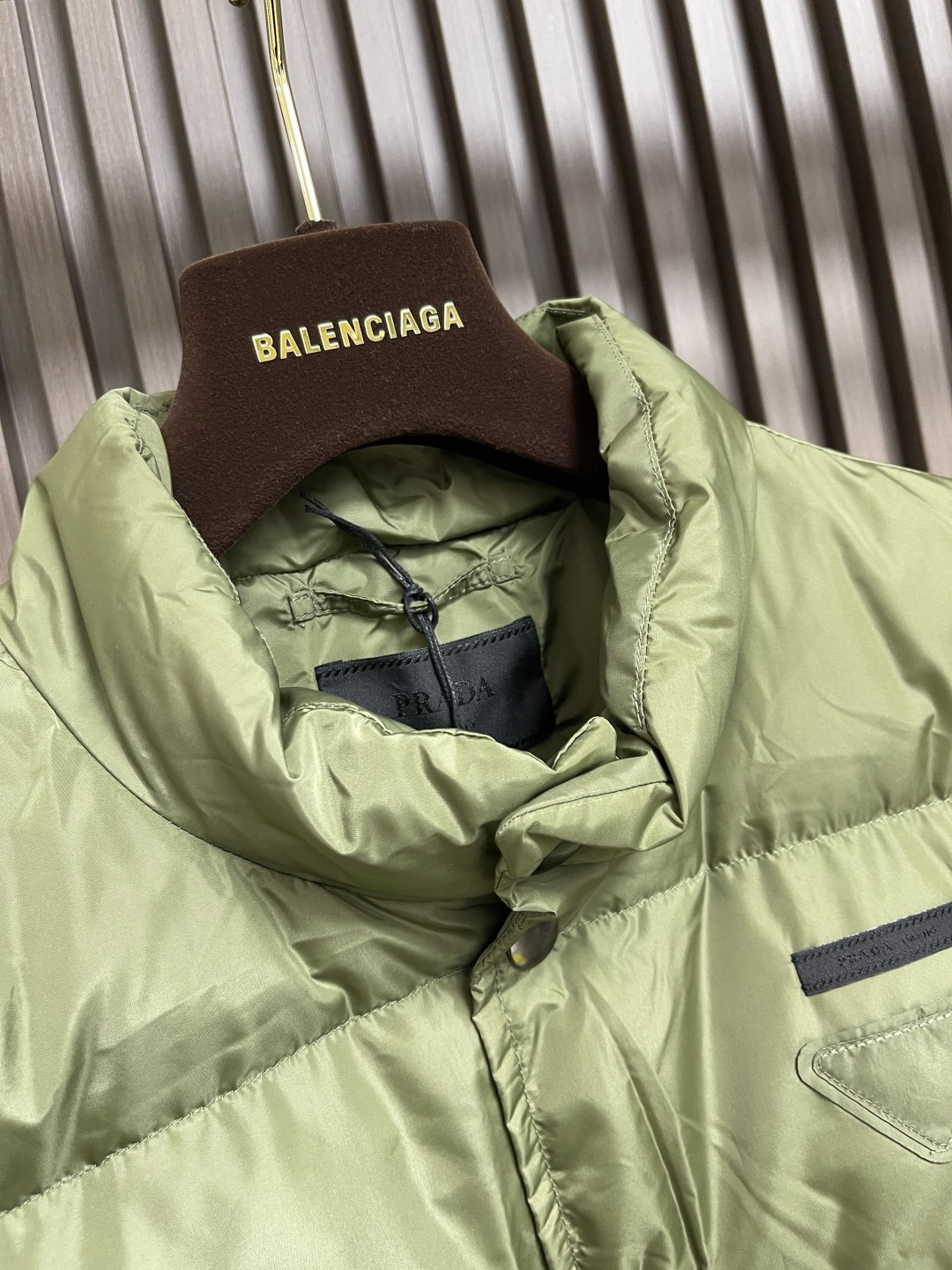 🛒🛒Prada 饰织物三角标羽绒马甲，选品牌标志性的再生尼龙面料，与传统尼龙性能相当，具备高强度，抗撕裂