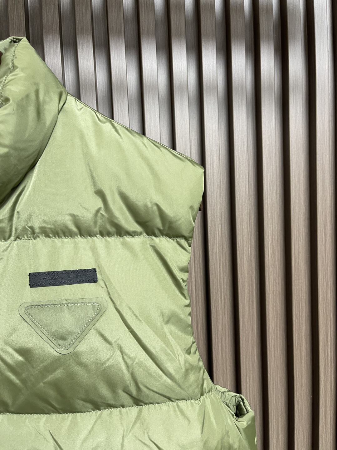 🛒🛒Prada 饰织物三角标羽绒马甲，选品牌标志性的再生尼龙面料，与传统尼龙性能相当，具备高强度，抗撕裂