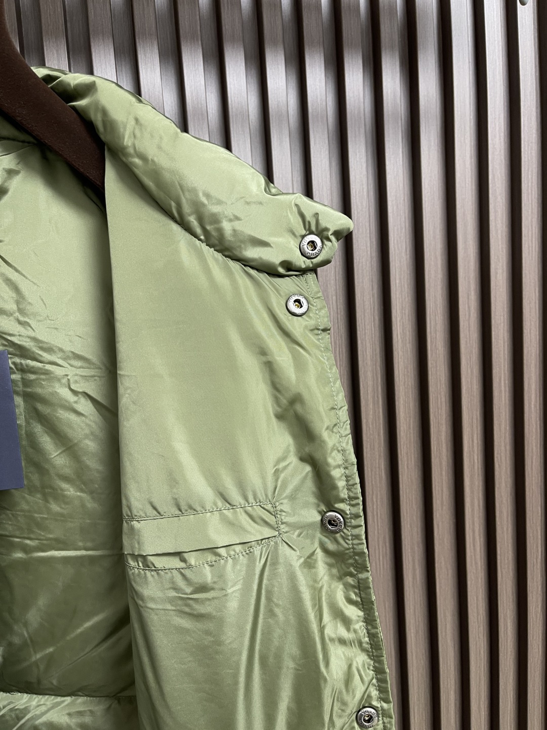 🛒🛒Prada 饰织物三角标羽绒马甲，选品牌标志性的再生尼龙面料，与传统尼龙性能相当，具备高强度，抗撕裂