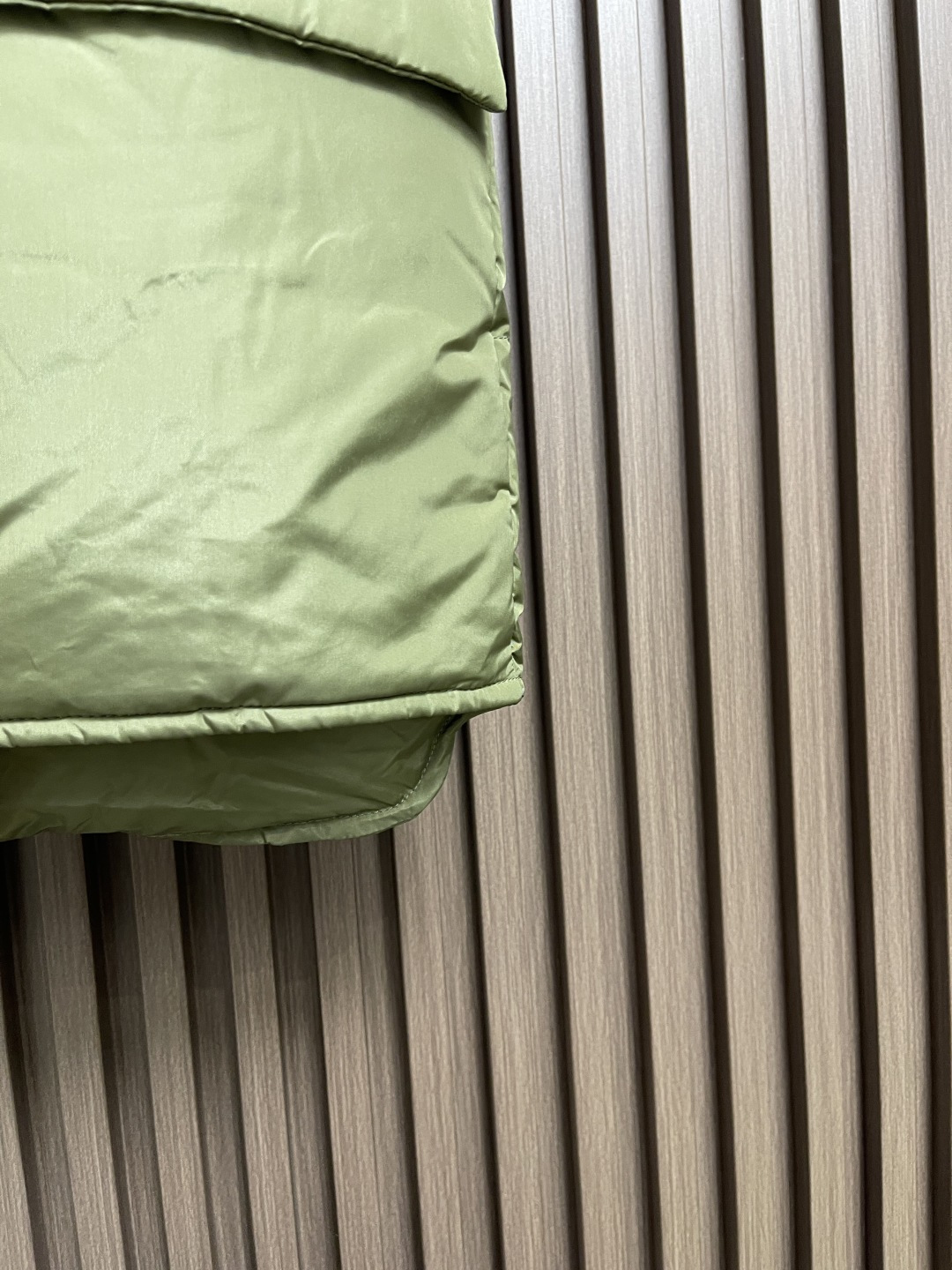 🛒🛒Prada 饰织物三角标羽绒马甲，选品牌标志性的再生尼龙面料，与传统尼龙性能相当，具备高强度，抗撕裂