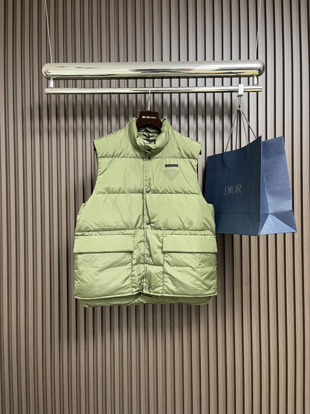 🛒🛒Prada 饰织物三角标羽绒马甲，选品牌标志性的再生尼龙面料，与传统尼龙性能相当，具备高强度，抗撕裂