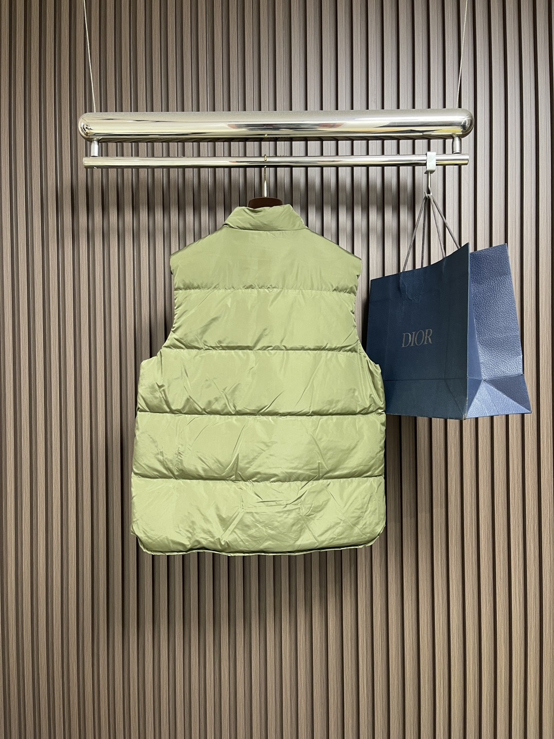 🛒🛒Prada 饰织物三角标羽绒马甲，选品牌标志性的再生尼龙面料，与传统尼龙性能相当，具备高强度，抗撕裂