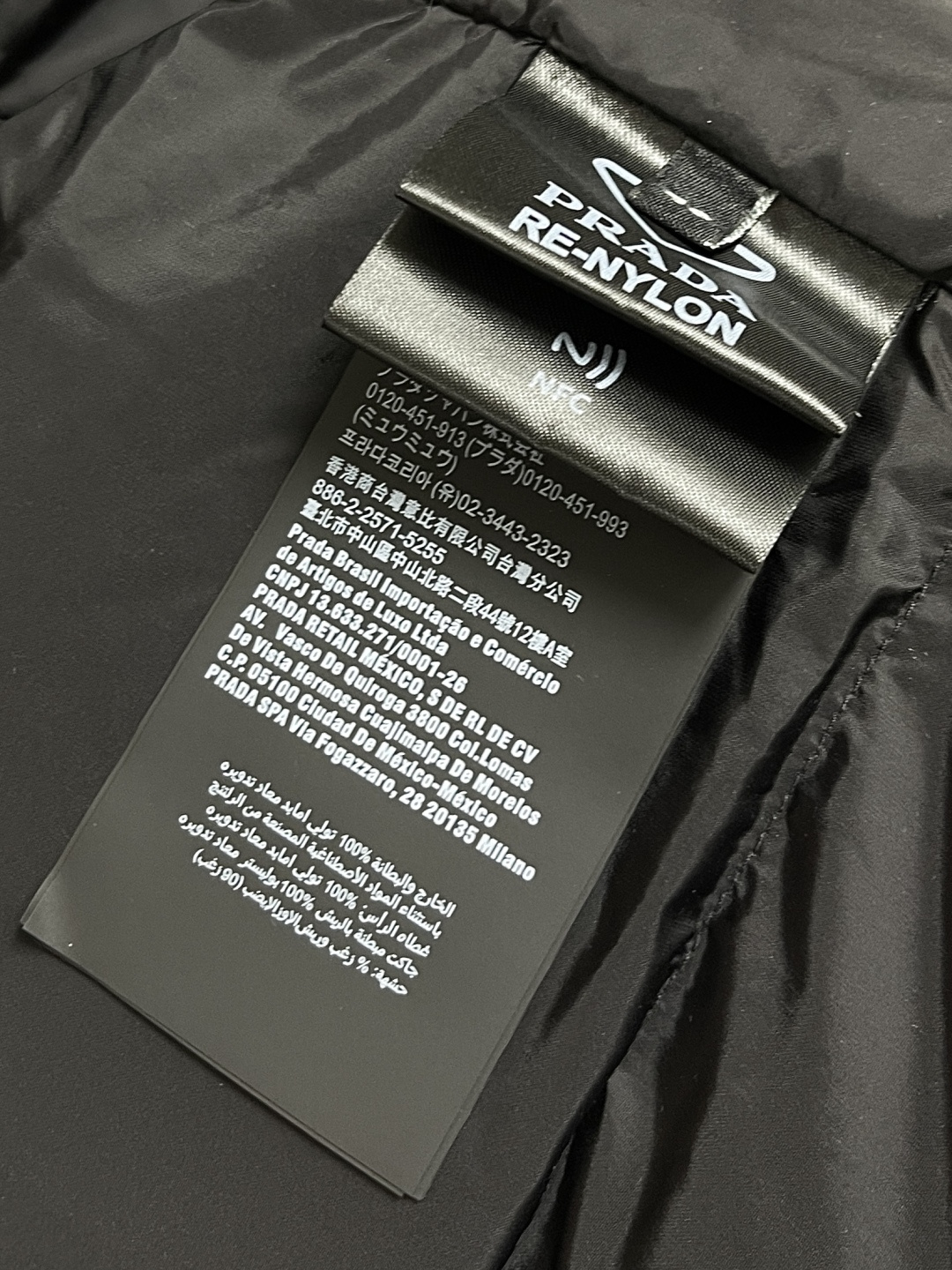 🛒🛒Prada 饰织物三角标羽绒马甲，选品牌标志性的再生尼龙面料，与传统尼龙性能相当，具备高强度，抗撕裂