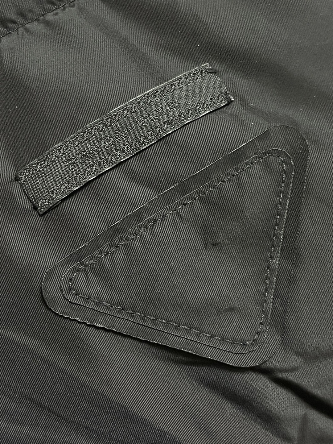 🛒🛒Prada 饰织物三角标羽绒马甲，选品牌标志性的再生尼龙面料，与传统尼龙性能相当，具备高强度，抗撕裂