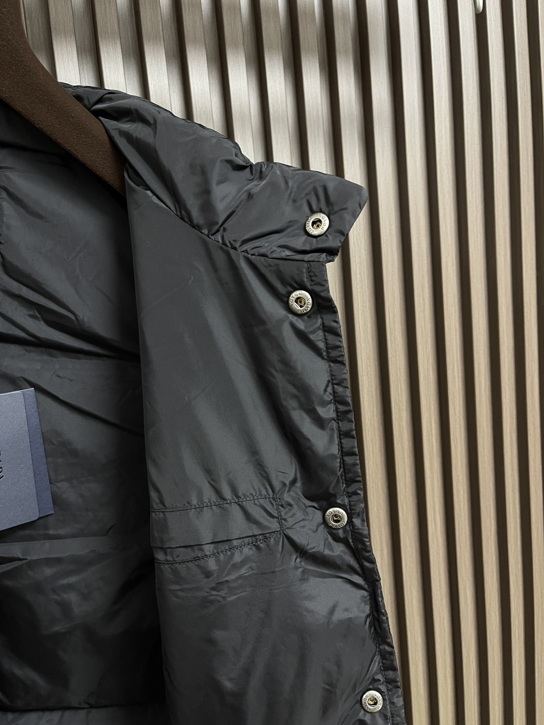🛒🛒Prada 饰织物三角标羽绒马甲，选品牌标志性的再生尼龙面料，与传统尼龙性能相当，具备高强度，抗撕裂