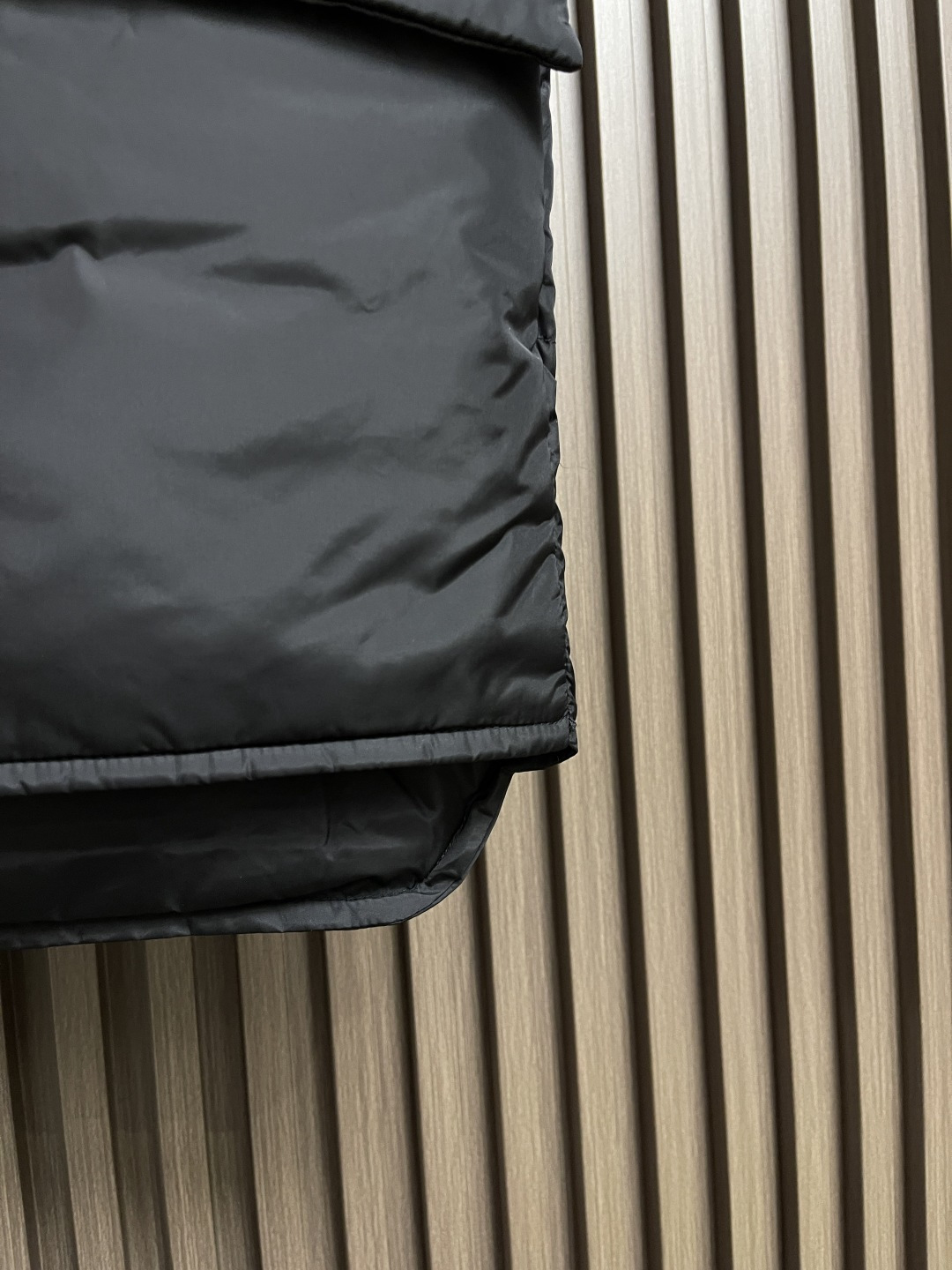 🛒🛒Prada 饰织物三角标羽绒马甲，选品牌标志性的再生尼龙面料，与传统尼龙性能相当，具备高强度，抗撕裂