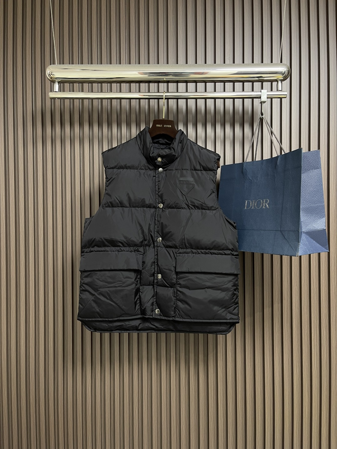 NO:540723,Prada triangular down vest, selected the brand's iconic recycled nylon fabric, which is comparable to traditional nylon, with high strength, tear resistance, wear resistance and other characteristics. Its texture is light and waterproof, and is suitable for multiple scenarios. Its wrinkle and quick drying characteristics are also easy to maintain and maintain daily. The felt cloth material is flatly fixed on the stamping machine. Under the control of the ground, the upper die is driven down at extremely high speed and pressure. The sharp edge is cut off the felt cloth fibers in an instant like a paper cutter. The whole process is completed in milliseconds. The triangle mark shape with no burrs and brushes at the edge is formed through precise calculations. 90 white duck down is selected, and the weight is 160g, ensuring excellent warmth performance. After strict screening and processing, the velvet is not easy to drill velvet, ensuring durability. Size 46-52,,prada,down  Jacket,alexander wang19860909Prada 饰织物三角标羽绒马甲,选品牌标志性的再生尼龙面料,与传统尼龙性能相当,具备高强度,抗撕裂,耐磨损等特性.其质地轻盈,同时又具备防水功能适合多场景需求.抗皱,快干的特点也易于日常打理维护.将毛毡布材料平整的固定在冲压机台上,在地懊恼控制下,驱动上模以极高的速度和压力向下运动,锋利的刃口在压力下,像裁纸刀一样瞬间干净的切断毛毡布纤维,整个过程在毫秒内完成.通过精确的计算形成边缘无毛刺和拉丝的三角标形状.选用90白鸭绒,克重达160g,确保保暖性能卓越.绒子经过严格筛选与处理之后,不易钻绒,保证了耐用性.尺码46-52,,prada,down jacket,alexander wang,Men's clothing