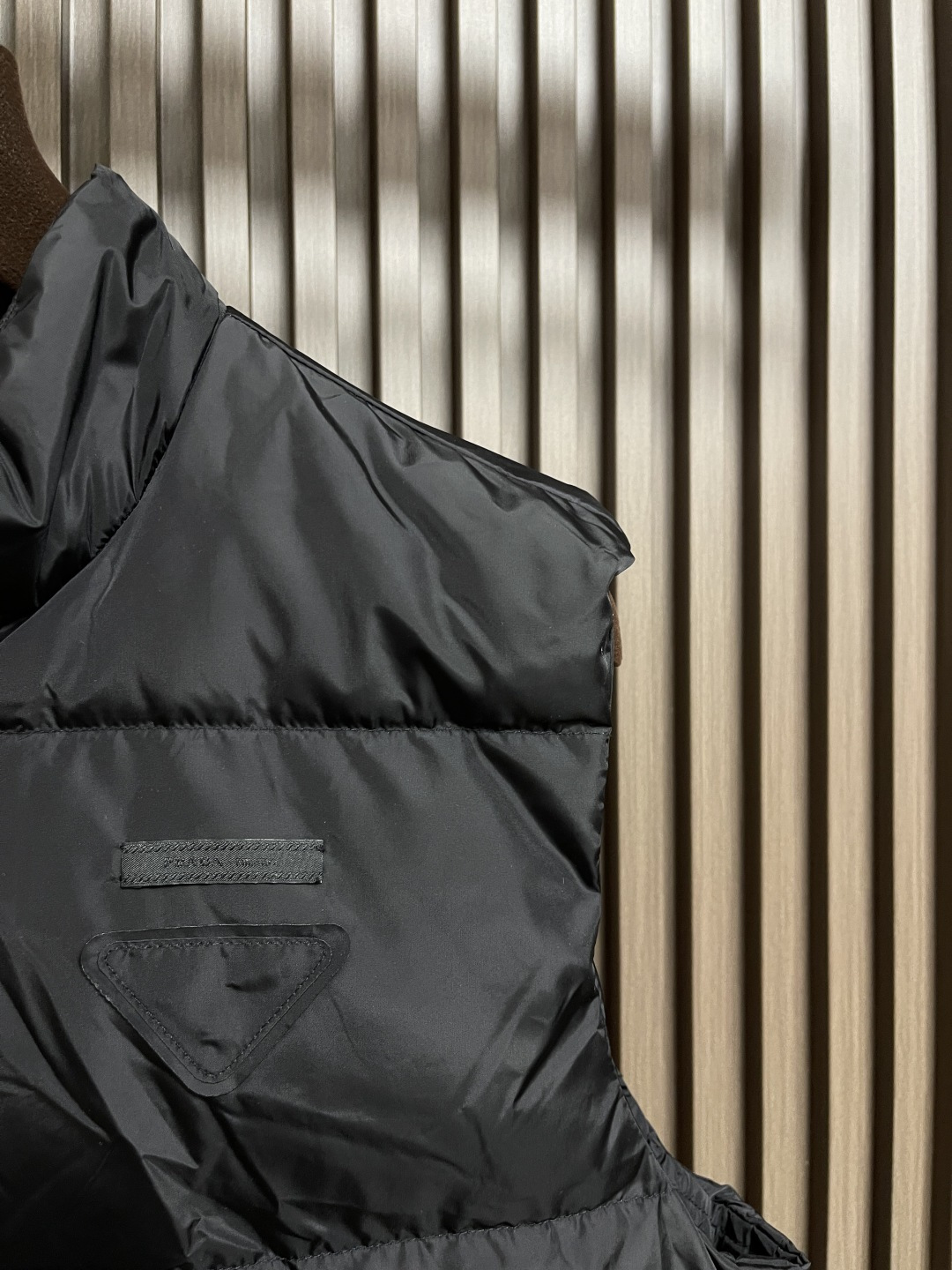 🛒🛒Prada 饰织物三角标羽绒马甲，选品牌标志性的再生尼龙面料，与传统尼龙性能相当，具备高强度，抗撕裂