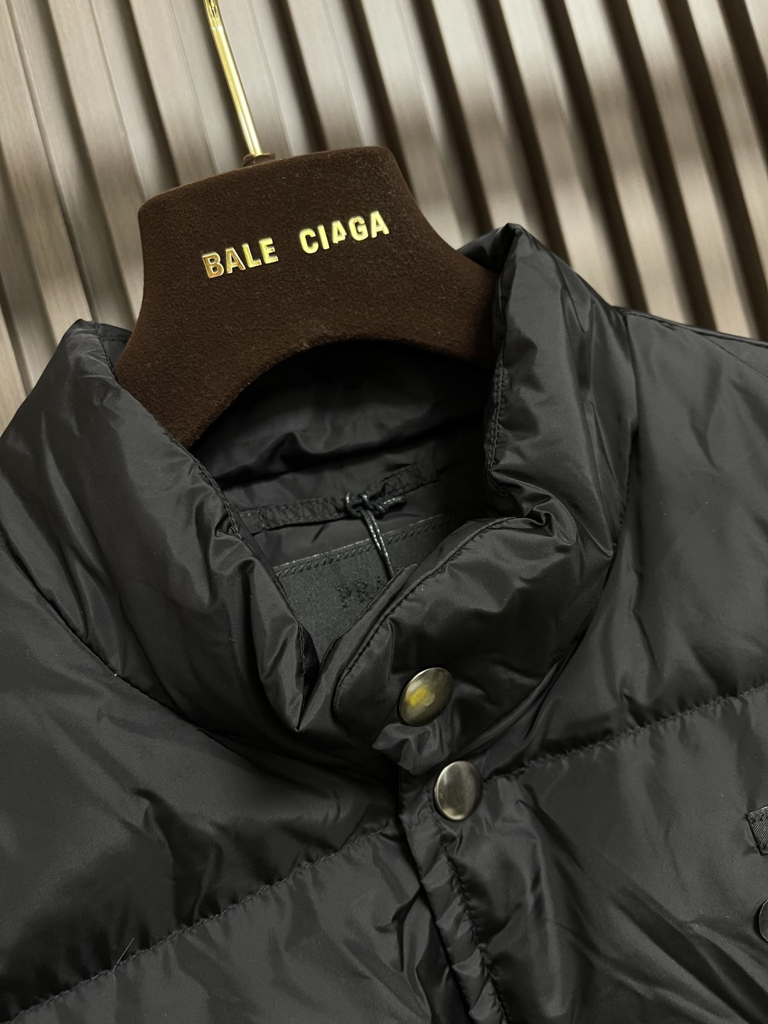 🛒🛒Prada 饰织物三角标羽绒马甲，选品牌标志性的再生尼龙面料，与传统尼龙性能相当，具备高强度，抗撕裂