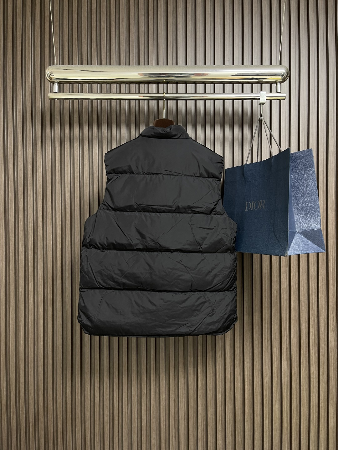 🛒🛒Prada 饰织物三角标羽绒马甲，选品牌标志性的再生尼龙面料，与传统尼龙性能相当，具备高强度，抗撕裂