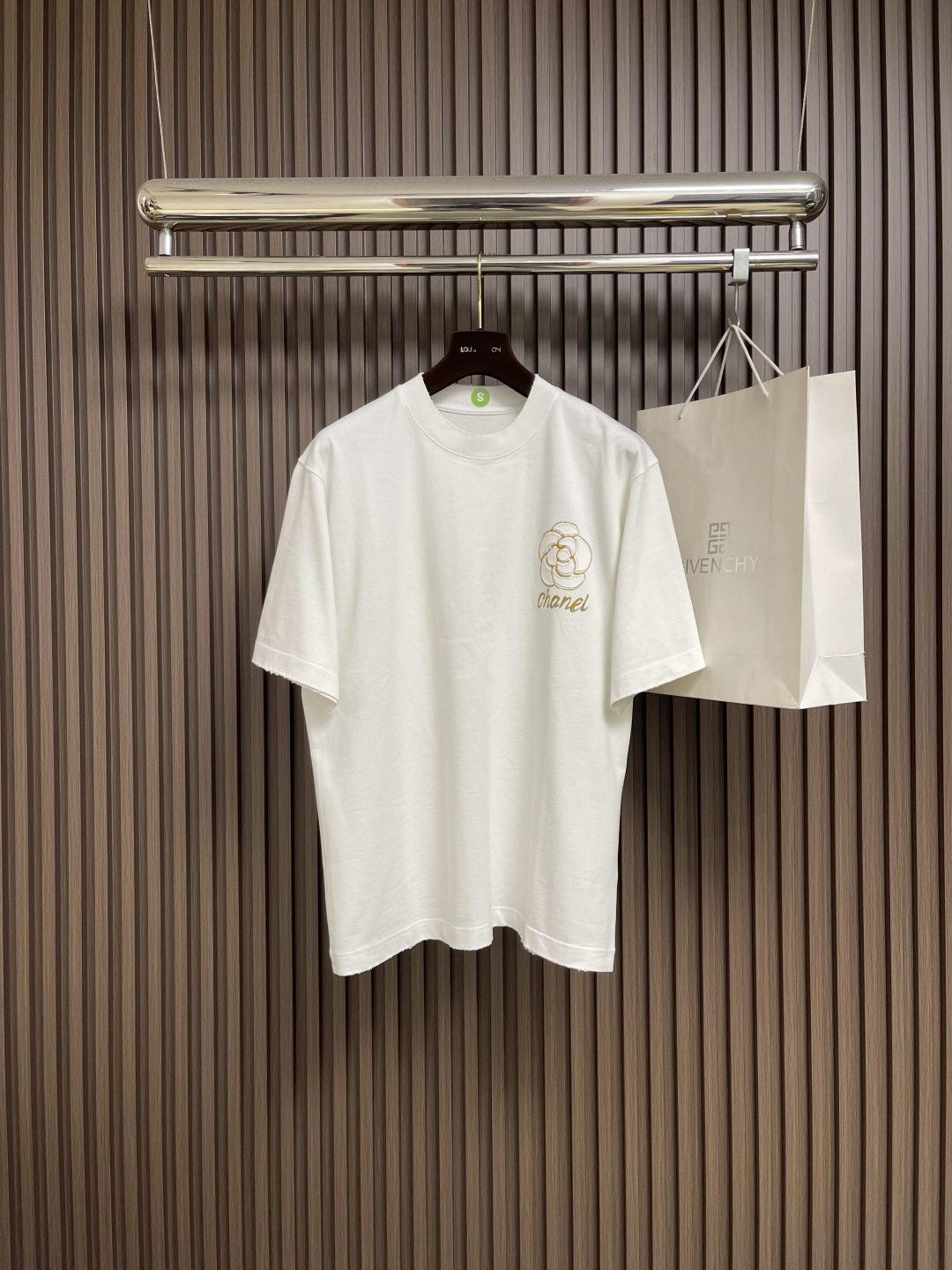 NO:539565,CHANEL 2025SS Autumn Camellia Logo Pattern Printed Short-Sleeve T-shirt, this short-sleeved perfectly blends classic and fashionable. It is calm and yet stylish, showing unique taste. The round neck design is simple and elegant, without picking on the face shape, and it is easy to adapt to various styles. Selected 99% cotton and 1% polyester fabrics, skin-friendly and breathable, comfortable and comfortable to wear, and has a certain crisp feeling and is not easy to deform. Size XS-XL, chanel, T-shirt, tees, t-shirt, alexander wang19860909CHANEL 2025SS秋季山茶花标识图案印花短袖T恤,这款短袖将经典与时尚完美融合.沉稳又不失格调,彰显独特品味.圆领设计简洁大方,不挑脸型,轻松适配各种风格.精选99％棉与1％聚酯纤维面料,亲肤透气,穿着舒适自在,且有一定挺括感,不易变形.尺码XS-XL,,chanel,T-shirt,tees，t-shirt,alexander wang,Men's clothing