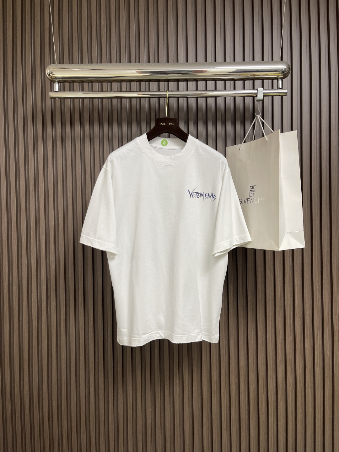 NO:539555,Vetements 2025ss logo letter printed round neck short-sleeved T-shirt. It uses 32 180g fabric, which is consistent with YB, has excellent feel, and all craftsmanship follows the end. The picture is intuitive and any details. The same style for men and women. Size XS-XL, T-shirt,tees, t-shirt, alexander wang19860909Vetements 维特萌 2025ss logo字母印花圆领短袖T恤.采用32支180g面料,与YB一致,手感极佳,所有工艺跟到尾.图片直观任何细节.男女同款.尺码XS-XL,,T-shirt,tees，t-shirt,alexander wang,Men's clothing