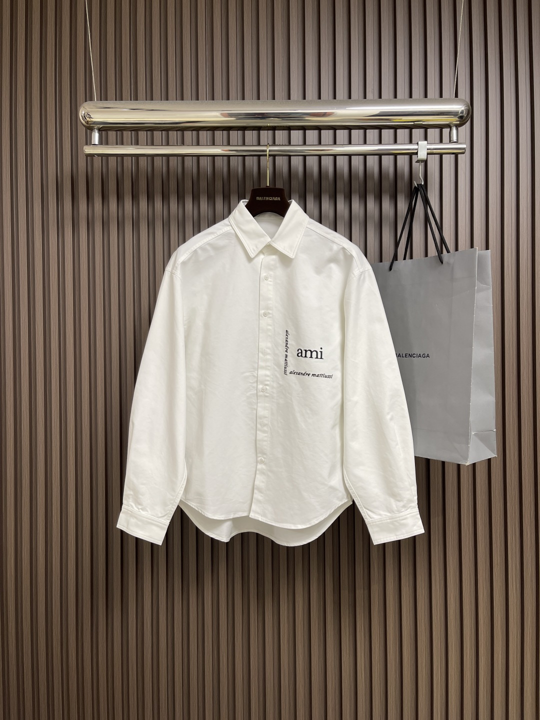 NO:538610,Ami Paris Brand logo embroidered long-sleeved shirt Custom made soft Oxford cotton Excellent texture Firm and smooth Comfortable skin Embedding process Using imported machine Embroidery technology Use advanced computer control systems and precision mechanical components to achieve Ami embroidery operation High precision Fluid and delicate lines Fabrics are all washed and have a better texture Hand texture Not easy to deform Not easy to shrink Not easy to fade Maintain long-term beauty. Size S-XL, Shirts,alexander wang19860909Ami Paris 品牌标识刺绣长袖衬衫 定制臻品柔韧牛津棉布 质感卓越 紧致而爽滑 舒适贴肤 采用进口机刺绣工艺 使用先进的计算机控制系统和精密的机械部件 实现Ami 刺绣作业 精度高 线条流畅而细腻 面料都经过浇洗 手感质感更佳 不易变形 不易缩水 不易褪色 保持长久的美观.尺码S-XL,,shirts,alexander wang,Men's clothing