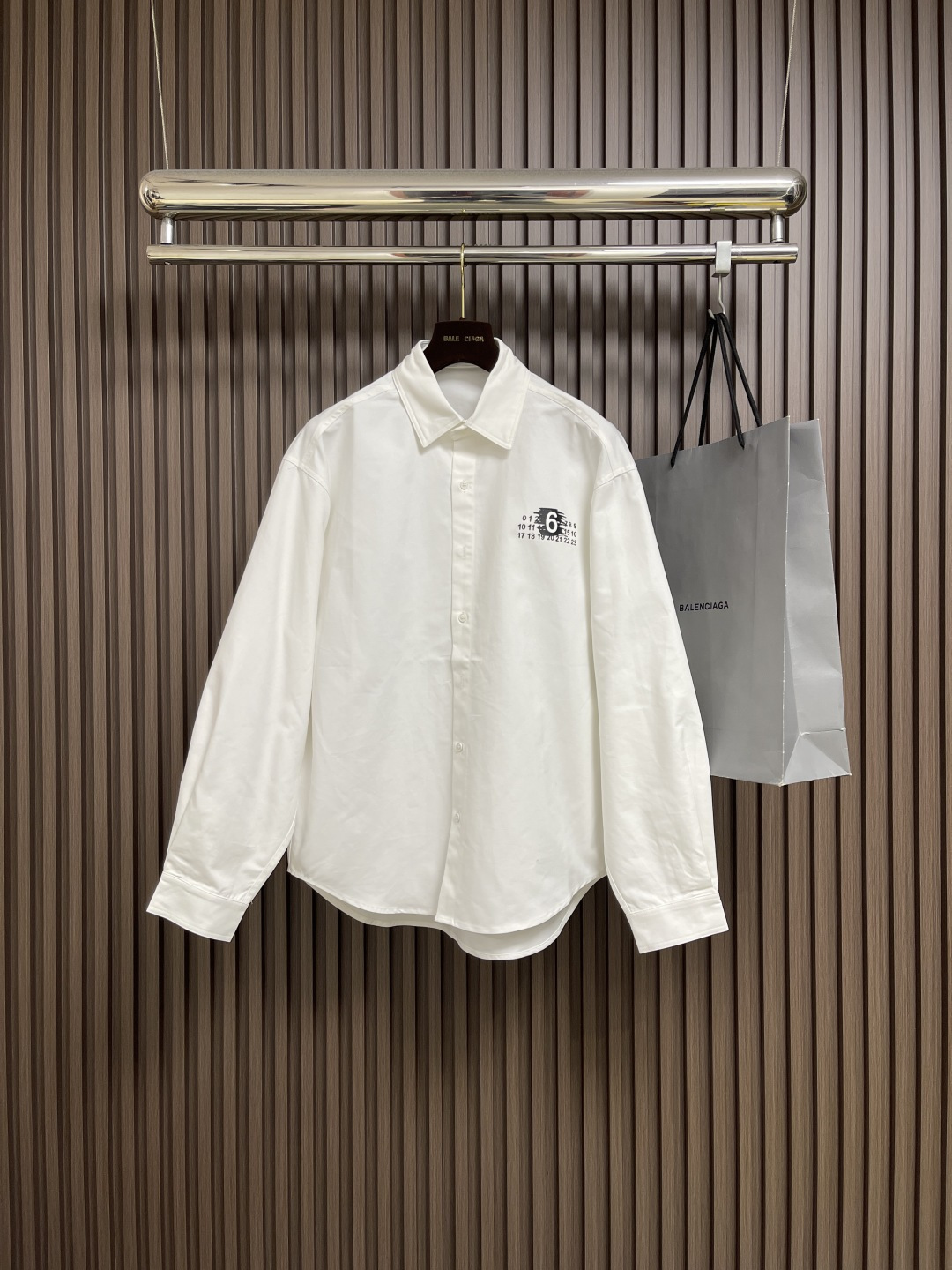 NO:546854,Maison Margiela MM6 2025SS autumn and winter long-sleeved shirt The fabric is made of 180g imported from Australia and is fixed with high density hard fabric ready-made doodle hand-painted custom logo. Size S-XL S size clothes 78 shoulder width 57 bust 121 M size clothes 80 shoulder width 58 bust 125 L size clothes 82 shoulder width 59 bust 129 XL size clothes 84 shoulder width 60 bust 133,,masion margiela,masion margiela,shirts,alexander wang19860909Maison Margiela马吉拉MM6 2025SS秋冬长袖衬衫 面料采用澳洲进口180g天纱定织高密度 硬挺面料 成衣涂鸦手绘 定做logo.尺码S-XL S码衣长78肩宽57胸围121 M码衣长80 肩宽58胸围125 L码衣长82肩宽59胸围129 XL码衣长84 肩宽60胸围133,,masion margiela,masion margiela,shirts,alexander wang,Men's clothing