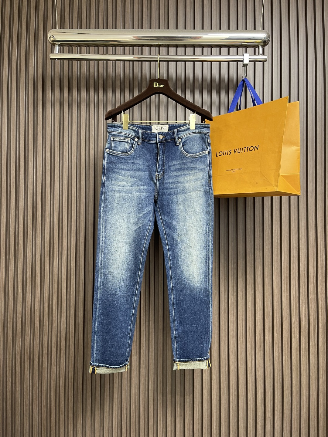 NO:539596,LOEWE Embroidered straight trousers, the fabric is 12 o'clock 7*7 twill denim, the gram weight is about 420 grams after washing the laundry, the texture is thick, crisp, wear-resistant and retro flavor; the 3D three-dimensional embroidery process is amazing, the number of double-sided embroidery needles reaches about 1 stitch, the needle method is delicate, the brand logo is three-dimensional and full, highlighting the exquisiteness and high-end sense; the sand washing gives the fabric a unique texture and soft feel, and the stir-fry color accurately controls the color, making the fading natural and layered; the old treatment is like carving for years, the retro style is rich, and each pair of jeans has a unique personality, which is a masterpiece that perfectly integrates fashion and craftsmanship. Size 29-40 No 35 37,,loewe,loewe,jeans,alexander wang19860909LOEWE 罗意威刺绣直筒长裤,面料采用12盎7*7斜纹牛仔布,成衣洗水后克重约420克,质感厚实挺括耐磨且具复古韵味；3D立体刺绣工艺令人赞叹,双边刺绣针数约达1针,针法细腻,品牌标识立体饱满,凸显精致与高级感；沙洗赋予面料独特纹理与柔软手感,炒色精准把控色彩,使褪色自然且富有层次感；做旧处理仿若岁月雕琢,复古风格浓郁,每条牛仔裤都独具个性,是时尚与工艺完美融合的佳作.尺码29-40 无35 37,,loewe,loewe,jeans,alexander wang,Men's clothing