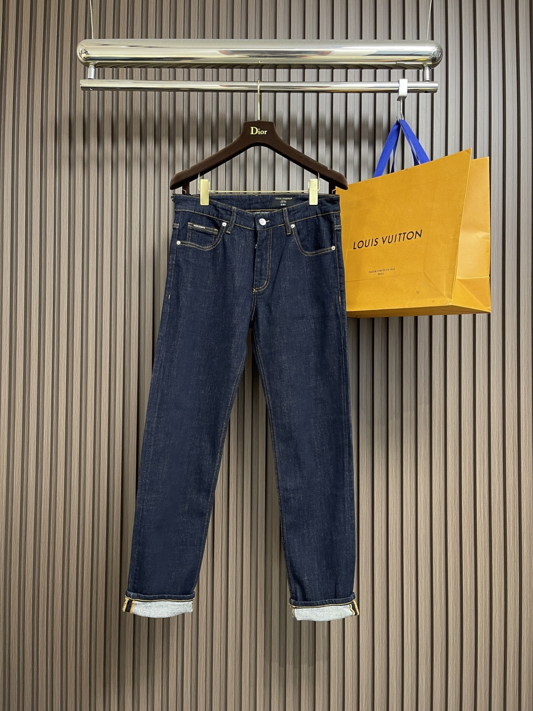 NO:539599,DG 2025SS new logo jeans are suitable for daily life and leisure. The denim fabrics selected have been washed, polished and worn through multiple processes. The excellent style makes the trousers have a good upper body comfort. This is very important for jeans. The original hardware and accessories are very design-oriented, with full details and workmanship everywhere. Size 29-40 No 35 37,,jeans,alexander wang19860909DG 2025SS新款标识牛仔长裤,生活休闲日常皆宜.选用的牛仔布料全部经过多道工序洗水、打磨、做旧处理 极好的版型使的裤装有很好的上身舒适度,牛仔裤这点非常非常重要.客供原版五金辅料,极具设计感, 十足的细节、做工之处处到位 .尺码29-40 无35 37,,jeans,alexander wang,Men's clothing