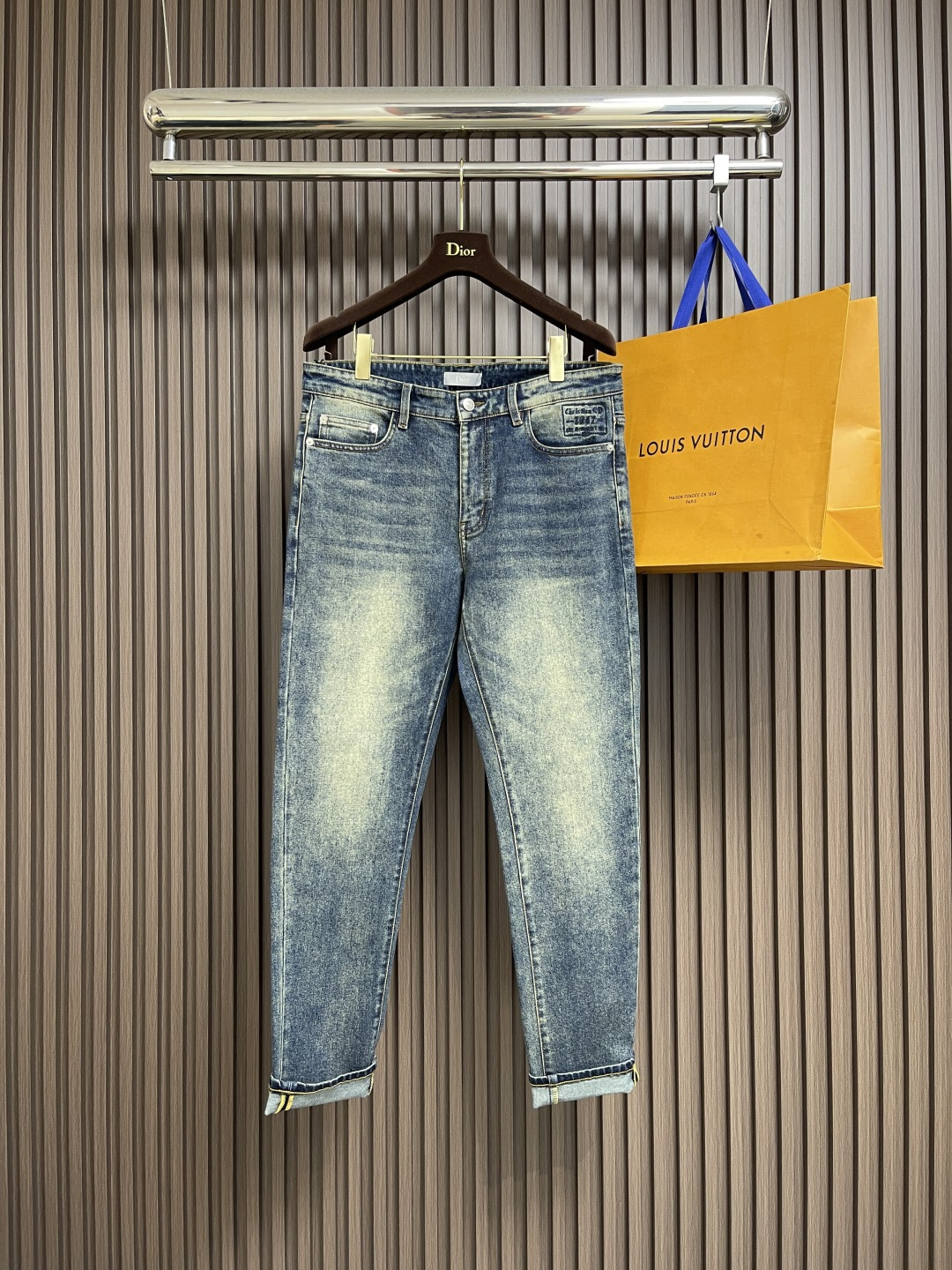 NO:539602,Dior new logo jeans imported Turkish pure cotton denim fabric. Beautiful color, breathable, slim fit. Micro-stretch fabric. Randomly versatile. Long-term washing and no deformation. The color will become more and more natural after years. The upper body effect is excellent. The elegant and elegant tailoring, the design is constantly innovating, but always maintains noble and elegant style and taste. The charm of fashion. The style is small straight and fashionable. Size 29-40 No 35 37,,dior,jeans,alexander wang19860909Dior 新款标识牛仔裤 进口土耳其纯棉牛仔牛面料 色泽靓丽,透气,修身版型 微弹力面料 随意百搭 久洗不变形 不变色 经过岁月流逝颜色会越来越自然 上身效果极佳.大方优雅的剪裁,设计不断创新却始终保持着高贵优雅的风格和品位 演绎时尚魅惑 版型小直筒 时尚佳品.尺码29-40 无35 37,,dior,jeans,alexander wang,Men's clothing