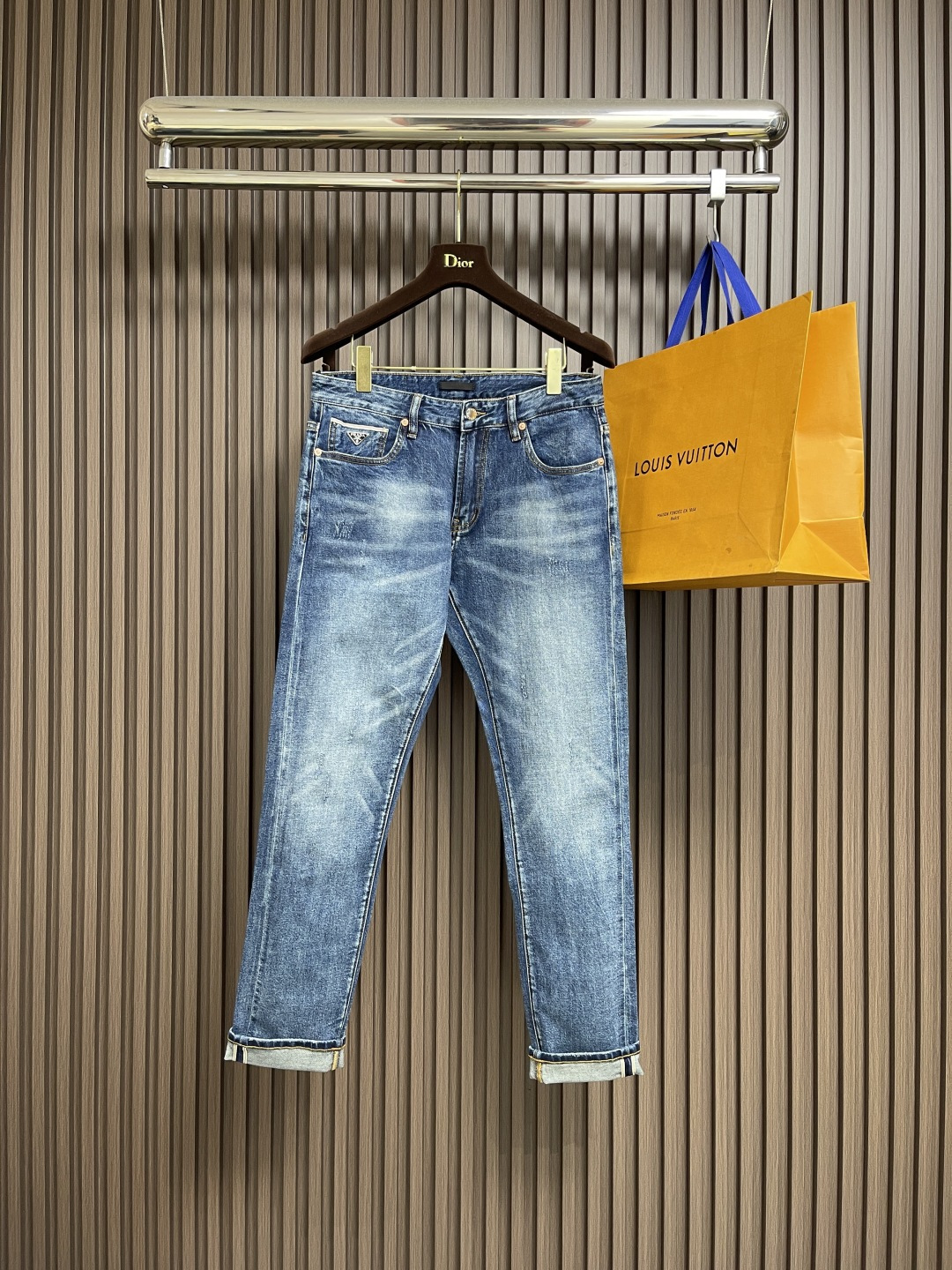 NO:539576,Prada 2025SS early autumn new brand logo jeans, original custom reproduction, customer-supplied hardware and accessories, original quality, imported denim fabric heavy-duty washing, fine workmanship and excellent upper body!  Preferred items. Size 29-40 None 35 37,,prada,jeans,alexander wang19860909Prada 2025SS早秋新款品牌标识牛仔裤 原版定制复刻 客供五金辅料 原单品质 进口牛仔面料重工洗水 做工走线精细 上身绝佳！优选单品.尺码29-40 无35 37,,prada,jeans,alexander wang,Men's clothing