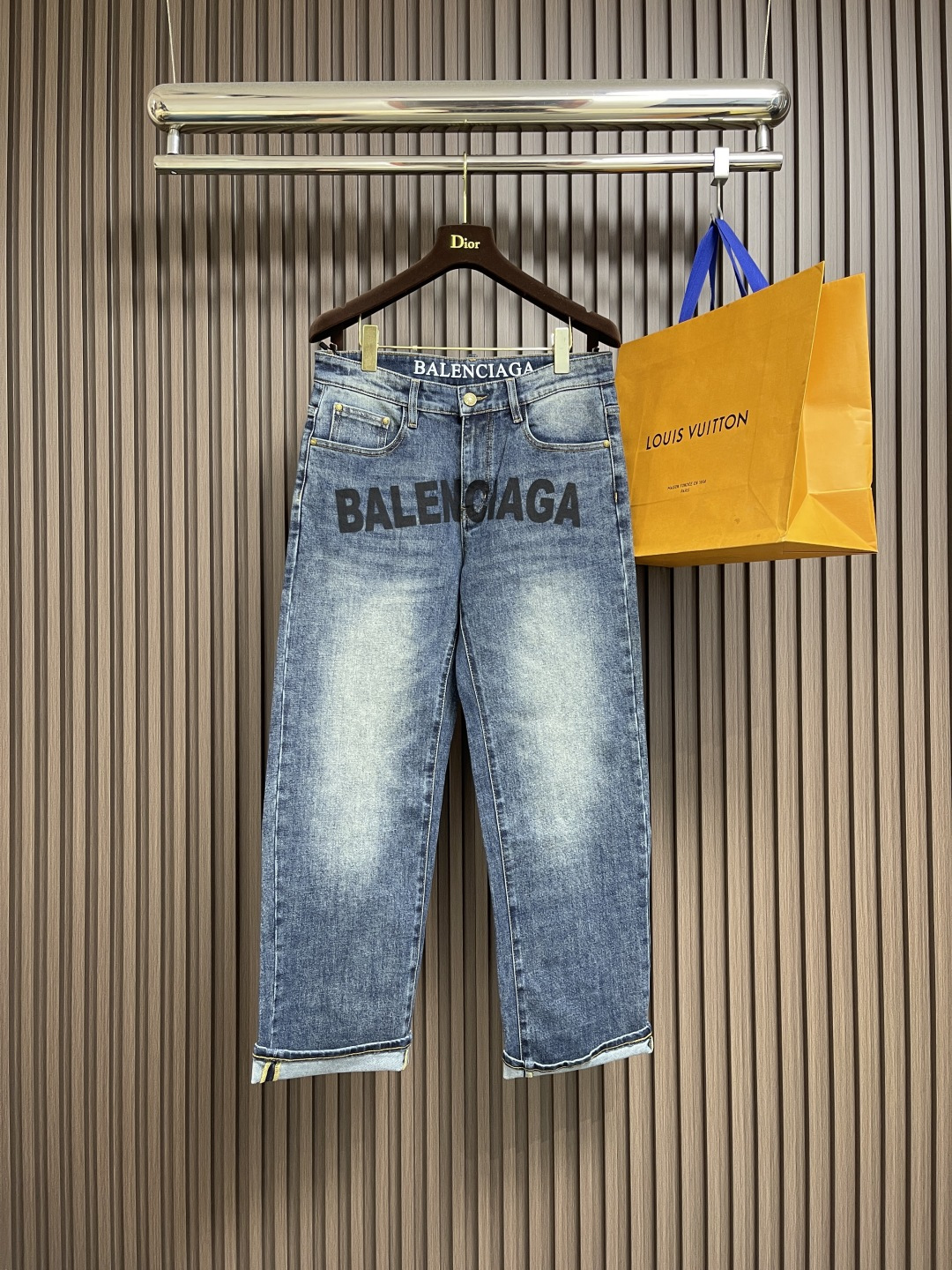 NO:546863,Balenciaga 2025SS early autumn new straight jeans, imported original fabric, comfortable upper body, letter pattern decorative logo, original hardware and auxiliary decoration, unique design, extremely high grade, simple and fashionable, fashionable and handsome upper body, size 29-40 No 35 37,,balenciaga,jeans,alexander wang19860909Balenciaga 2025SS早秋新品直筒牛仔裤,进口原版面料,上身舒适,字母图案装饰logo,原版五金辅料装饰,独特设计,档次极高,简约时尚,上身时尚帅气,尺码29-40 无35 37,,balenciaga,jeans,alexander wang,Men's clothing