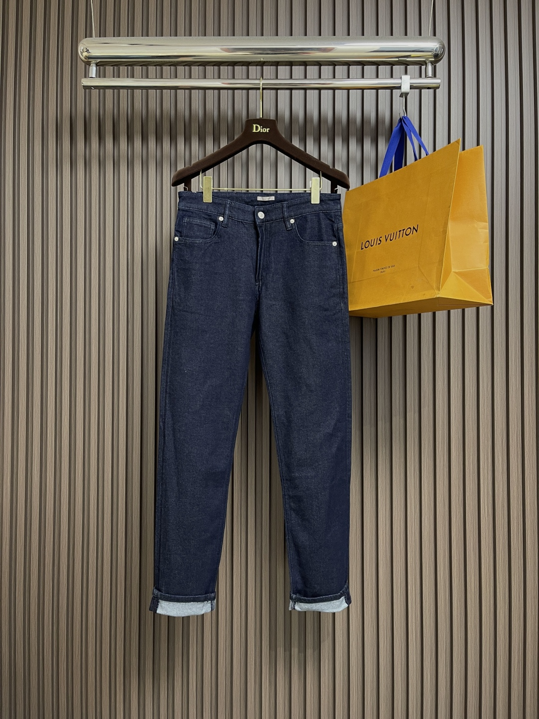 NO:546888,Dior new curly jeans imported from Turkey pure cotton denim fabric. Beautiful color, breathable, slim fit. Micro-stretch fabric. Randomly versatile. Long-term washing and no deformation. The color will become more and more natural after years. The upper body effect is excellent. The elegant and elegant tailoring, the design is constantly innovating, but always maintains noble and elegant style and taste. The charm of fashion. Small straight fit. Fashionable products. Size 29-40 No 35 37,,dior,jeans,alexander wang19860909Dior 新款卷边牛仔裤 进口土耳其纯棉牛仔牛面料 色泽靓丽,透气,修身版型 微弹力面料 随意百搭 久洗不变形 不变色 经过岁月流逝颜色会越来越自然 上身效果极佳.大方优雅的剪裁,设计不断创新却始终保持着高贵优雅的风格和品位 演绎时尚魅惑 版型小直筒 时尚佳品.尺码29-40 无35 37,,dior,jeans,alexander wang,Men's clothing