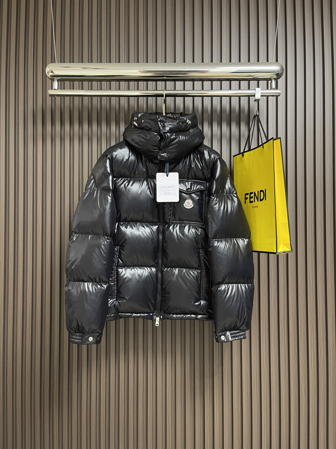 NO:546966,Moncler Montbeliard hooded down jacket, national standard 98 pure white duck down, the highest quality on the market, the highest standard of 15D nylon nylon fabric lining, the original Velcro is durable, all auxiliary hardware is customized in the factory, restore the quality!  Size 1-2-3-4-5,,jackets & coats,down jacket,hats,alexander wang19860909Moncler Montbeliard 连帽羽绒外套,国标98纯白鸭绒朵,市面最高品质,15D尼龙nylon面料里布最高标准,原版魔术贴经久耐用,辅料五金全部原厂定做,还原品质！尺码1-2-3-4-5,,jackets & coats,down jacket,hats,alexander wang,Men's clothing
