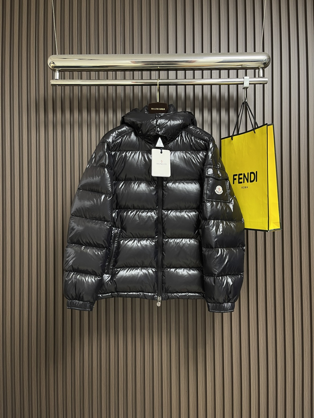 NO:546969,Moncler Maya short hooded down jacket, Moncler Maya short down is a classic Moncler product, with strong recognition of the style. Made of lacquered nylon and available in many colors, it is a casual commuter fashion item and a popular product. Moncler Maya men's down is made of shiny lacquered nylon and paired with iconic checkered quilting, which is a classic short design that spans seasons and fashion, with distinctive contours, removable hoods and adjustable hem. The cuffs are embellished with classic patch pockets, showing the brand's signature style. Size 1-2-3-4-5,, jackets & coats, down jacket, hats, alexander wang19860909Moncler Maya 短款连帽羽绒服外套,Moncler Maya短款羽绒是Moncler经典单品,造型款式具有强烈辨识度.采用漆面尼龙制成,有众多颜色可供选择,是休闲通勤时尚单品,人气臻品.Moncler Maya男士羽绒采用闪亮漆面尼龙制成,搭配标志性长方格绗缝,是Moncler风格典范.跨越季节与时尚的经典短款设计,具有个性鲜明的轮廓、可拆卸风帽和可调节下摆.袖口点缀经典贴袋,尽展牌标志性风范.尺码1-2-3-4-5,,jackets & coats,down jacket,hats,alexander wang,Men's clothing