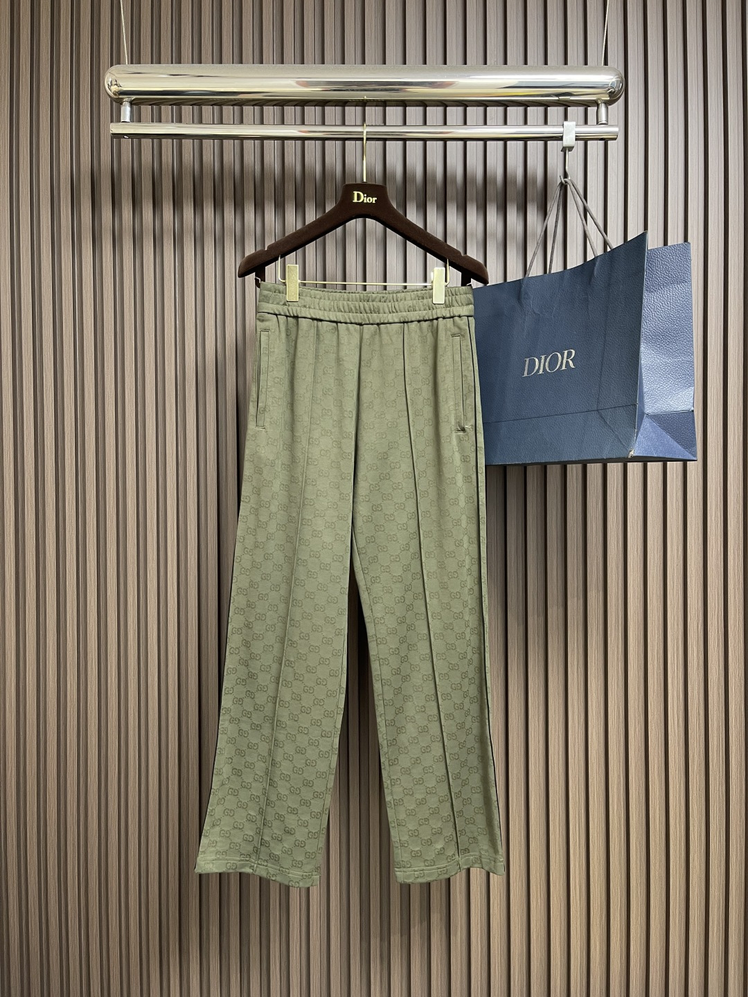 NO:546867,Tops, pants, GUCCI 2025fw early autumn new GG knitted jacquard zipper jacket jacket casual pants set, selected ready-to-wear items are made of loose silhouettes and blend colorful prints, perfectly interpreting the bold and uninhibited style of bohemian. This slim fit zipper jacket is craftsmanship-made from forest green GG knitted jacquard fabric, embellished edging brings a unique sense of detail. Forest green GG knitted jacquard piping design, tube-shaped stand collar, rabons long sleeves, two front pockets, ribbed piping. Size S-XL, gucci, jackets & coats, jackets & coats, alexander wang19860909上衣 裤子 GUCCI 2025fw早秋新品GG针织提花拉链夹克外套休闲裤套装,甄选成衣单品以宽松廓形融汇斑斓印花,完美诠释波西米亚大胆不羁的风情.这款修身版型拉链夹克以森林绿GG针织提花面料匠心打造,缀饰的镶边滚边带来别致的细节感.森林绿GG针织提花 滚边设计 筒形立领 插肩长袖两个前袋 罗纹滚边.尺码S-XL,,gucci,jackets & coats,jackets & coats,alexander wang,Men's clothing