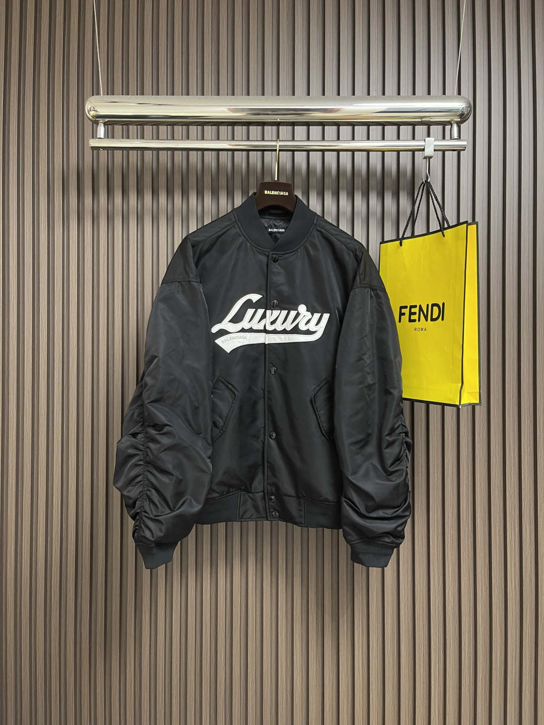 NO:546939,Balenciaga Lusury letter embroidery flight suit jacket, customized 70D high-strength Taiwan NC twill nylon fabric, black purple under natural light, indoor lighting or night black, most people are persuaded to withdraw or replace with pure black, but we did it. The inner lining is made of satin lining, the original version is consistent 1600D filling, very thick and warm, making the whole piece more dimensioned, and the pattern is more perfect. Liquid order, 99% of the market did not notice this. The fabric needs to be customized separately, and the copper-ammonia silk Manchester United letter pattern is made of imported Tajima Machinery Wan-needle embroidery. The thread is made of imported Kausa thread letter pattern outlined clearly. Manual and precise code point point precision needle embroidery technology, the embroidery is very fine and dense. The thread of the loom machine is stitched.  All hardware buttons are customized with mold opening. Size 0-1-2-3,,balenciaga,jackets & coats,jackets & coats,alexander wang19860909Balenciaga Lusury字母刺绣飞行服夹克外套,订做70D高支高密台湾NC斜纹布锦纶面料,面布自然光下为黑紫 室内灯光或者晚上为黑色,大多数人都被高昂的定做成本劝退或者用纯黑色替代 但我们做到了 内里采用缎面里布 原版一致1600D填充 非常厚实保暖 让整件更加有维度 版型更加完美 里布订,这一点市场99％都没有注意到 面料需要单独定做,做一致颜色的铜氨丝曼联字母图案采用进口田岛机万针刺绣 线型采用进口高士线字母图案勾勒设计清晰 人工精准对码点位 精密挨针绣工艺,刺绣非常精细针法绵密 订织横机螺纹 五金纽扣全部开模定做.尺码0-1-2-3,,balenciaga,jackets & coats,jackets & coats,alexander wang,Men's clothing