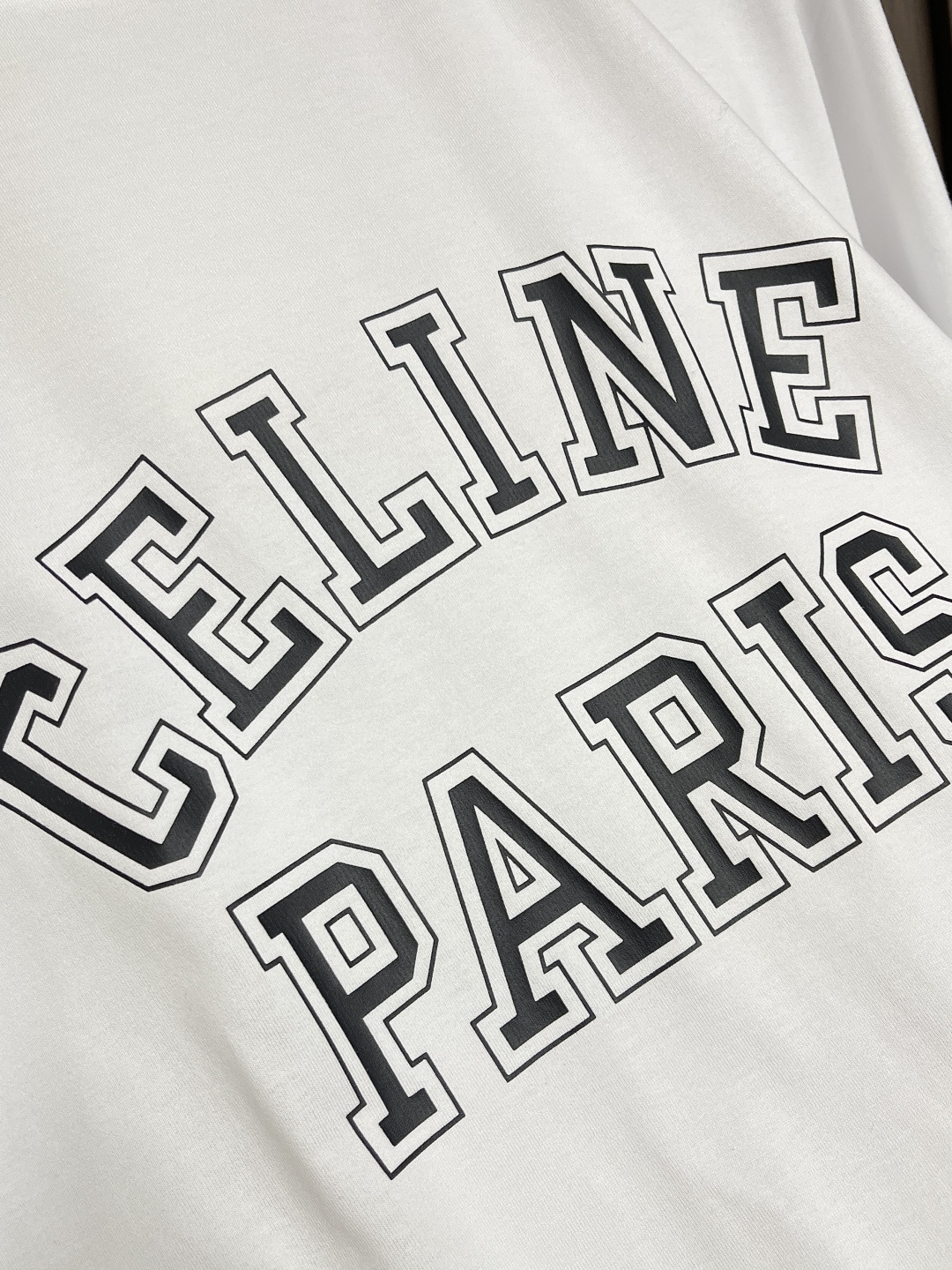 🛒🛒Celine 描边字母印花圆领短袖T恤，纯棉质面料、撞色字母印花、宽松版型、圆领短袖、衣领饰有罗纹、