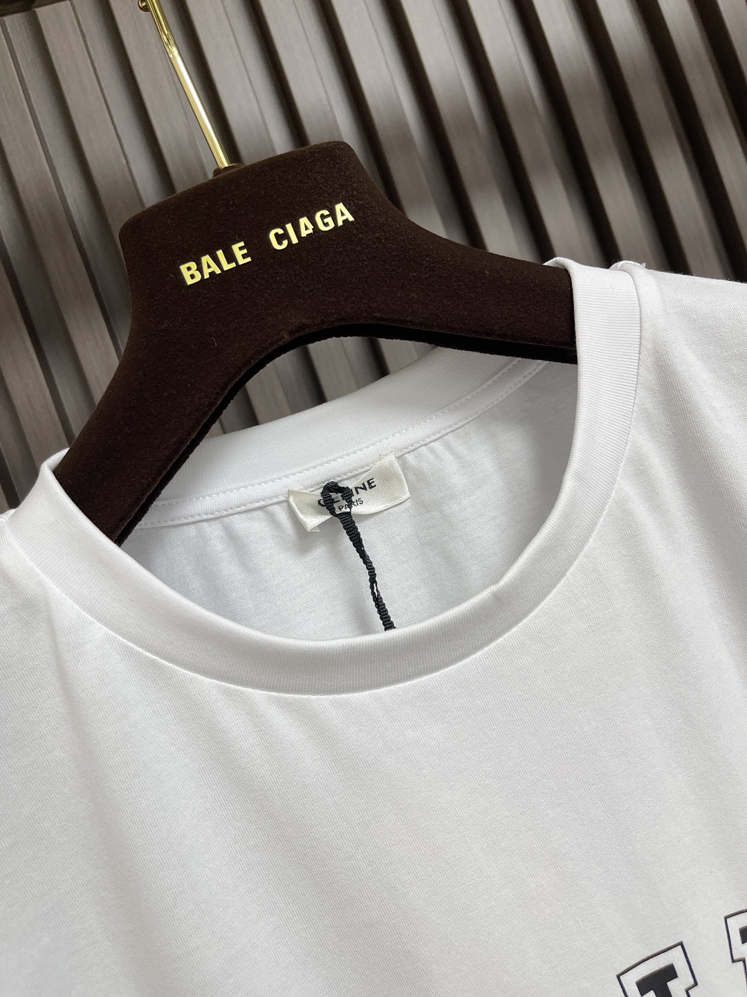 🛒🛒Celine 描边字母印花圆领短袖T恤，纯棉质面料、撞色字母印花、宽松版型、圆领短袖、衣领饰有罗纹、