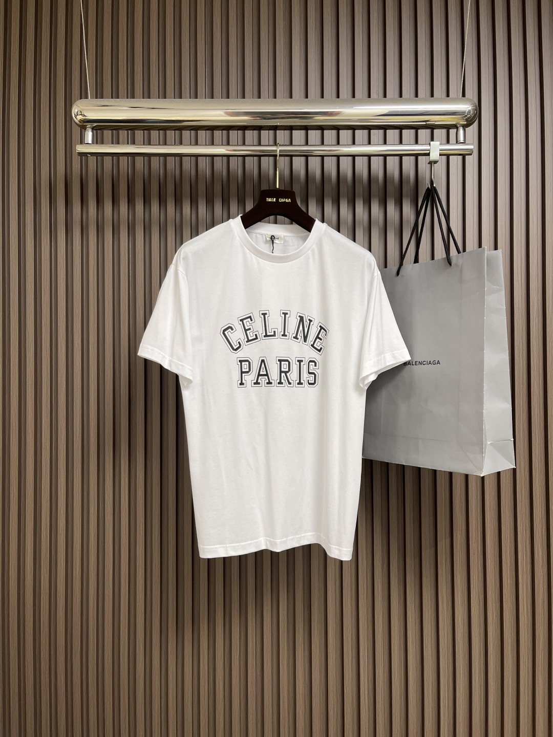 NO:540701,Celine stroke letter printed round neck short-sleeved T-shirt, pure cotton fabric, contrast letter printing, loose fit, round neck short-sleeved sleeves, collar with ribbed, full set of auxiliary materials, specific mercerated long velvet cotton fabric, 50S double-strand mercerated cotton, gram weight of 165g; matched with 32S  1x1 tie-up thread, 300g. The thinner the yarn, the higher the number of branches, the fabric made is usually softer, smoother and finer. Two yarns are used and twisted together. This can increase the strength and durability of the fabric and feel more full. The cotton fiber is treated with a concentrated caustic soda solution, making the fiber surface smoother and increase the gloss and softness of the fabric. The gouache slurry printing process incorporates penetration technology. The high-quality environmentally friendly elastic glue not only has good printing performance and adhesion, but also ensures the clarity and color brightness of the printing pattern. Excellent elastic and environmentally friendly performance can form a long-lasting and bright printing effect on various fabrics. The advantage of this process is that the color is full  Very harmonious, can achieve bright and bright visual effects, especially suitable for covering dark fabrics; the pattern has obvious touch and unique texture; and because of the slurry sealing fiber, it is better than ordinary dye printing. Simple vertical round neck short-sleeved version, the paper pattern is developed with minimal body cutting, knitted material has certain extension performance, and the upper body will not be tightly tied. The round neck is the same color ribbed splicing neckline, and the inner sticking process of the back neck effectively prevents the neckline deformation after multiple washes, the fit shoulder line, the bottom swing and cuff special machine clasping line to close the edge. Size XS-L, celine, T-shirt, tees, t-shirt, alexander  wang19860909Celine 描边字母印花圆领短袖T恤,纯棉质面料、撞色字母印花、宽松版型、圆领短袖、衣领饰有罗纹、全套辅料配备,特定丝光长绒棉面料,采用50S双股丝光棉,克重165g；搭配32S 1x1拉架螺纹,300g.纱线越细,支数越高,制成的面料通常越柔软、光滑且精细.使用了两根纱线并捻在一起.这样做可以增面料的强度和耐用性,手感更加饱满.棉纤维经过浓烧碱溶液处理,使纤维表面变得光滑增加了面料的光泽度和柔软度.水粉浆印花工艺融入渗透技术,优质的环保弹力胶浆不仅具有良好的印刷性能和附着力,还能确保印花图案的清晰度和色彩鲜艳度.优良的弹性和环保性能,能够在各种织物上形成持久、鲜艳的印花效果.该工艺的优点在于色彩饱和度极高,能实现鲜艳明亮的视觉效果,尤其适合覆盖深色面料；图案触感明显,具备独特的质感；且因浆料密封纤维,耐水洗和耐磨性优于普通染料印花.简约垂直圆领短袖版型,对版纸样开发极简直身剪裁,针织材质具有一定延展性能,上身不会紧紧束身.圆领同色罗纹拼接领口,后领口内贴条工艺,有效防止多次穿洗后领口变形,合身肩线,底摆与袖口专机坎车明线收边.尺码XS-L,,celine,T-shirt,tees，t-shirt,alexander wang,Men's clothing