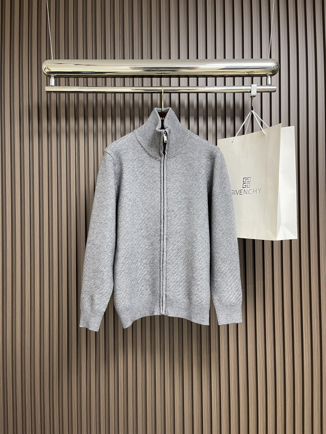 NO:539559,Brioni 2025SS lapel knitted long-sleeved sweater, a high-end, luxurious and platinum-grade classic basic knitted. The whole body design perfectly integrates Italian aesthetics, and inherits the genes of the bri family. It takes the minimalist route, both solemn and harmonious, and conforms to the modern urban aesthetics. The Italian old-fashioned workshop ready-to-wear process is fixed and dyed. It is extremely luxurious and special material, and the fabric attributes are all superior. It is treated with merceration technology. The fabric has extremely high gloss, the mesh structure is delicate and natural, and the comfort and breathability are perfect. The touch experience is self-evident, and the ultimate luxury enjoyment!  Size M-3XL, sweaters, alexander wang19860909Brioni 2025SS翻领针织长袖毛衣,高端奢华且白金级的一款经典基础款针织.通体的设计完美融合意式美学,且传承了bri家族的基因,走极简主义的路线,亦庄亦谐,符合现代都市审美,意大利老牌工坊成衣工序定织定染,极为奢华特殊的材质,面料属性皆为上乘,采用丝光工艺处理,面料光泽度极高,网眼结构细腻自然,舒适性与透气性完美兼备,触感体验不言而喻,奢华极致享受！尺码M-3XL,,sweaters,alexander wang,Men's clothing