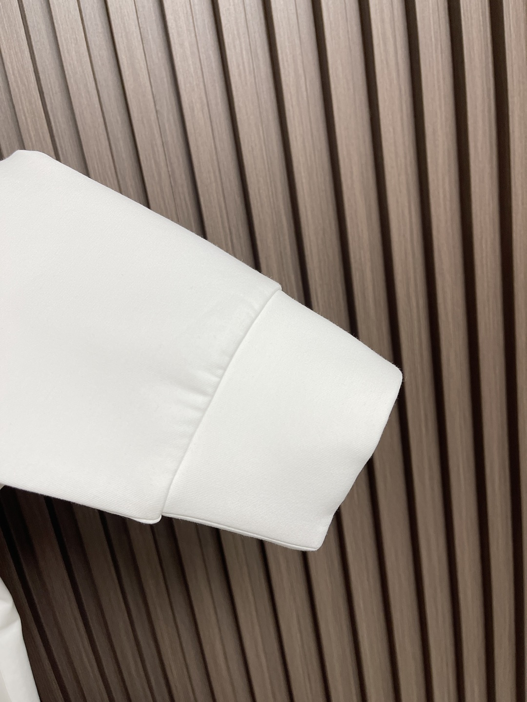 🛒🛒LV 胸前口袋镂空五花标识圆领卫衣～男女同款的百搭单品。轻松展现出奢华内涵。上身衬得肤感细腻白净。客