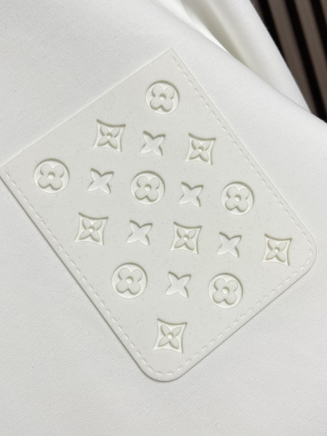 🛒🛒LV 胸前口袋镂空五花标识圆领卫衣～男女同款的百搭单品。轻松展现出奢华内涵。上身衬得肤感细腻白净。客