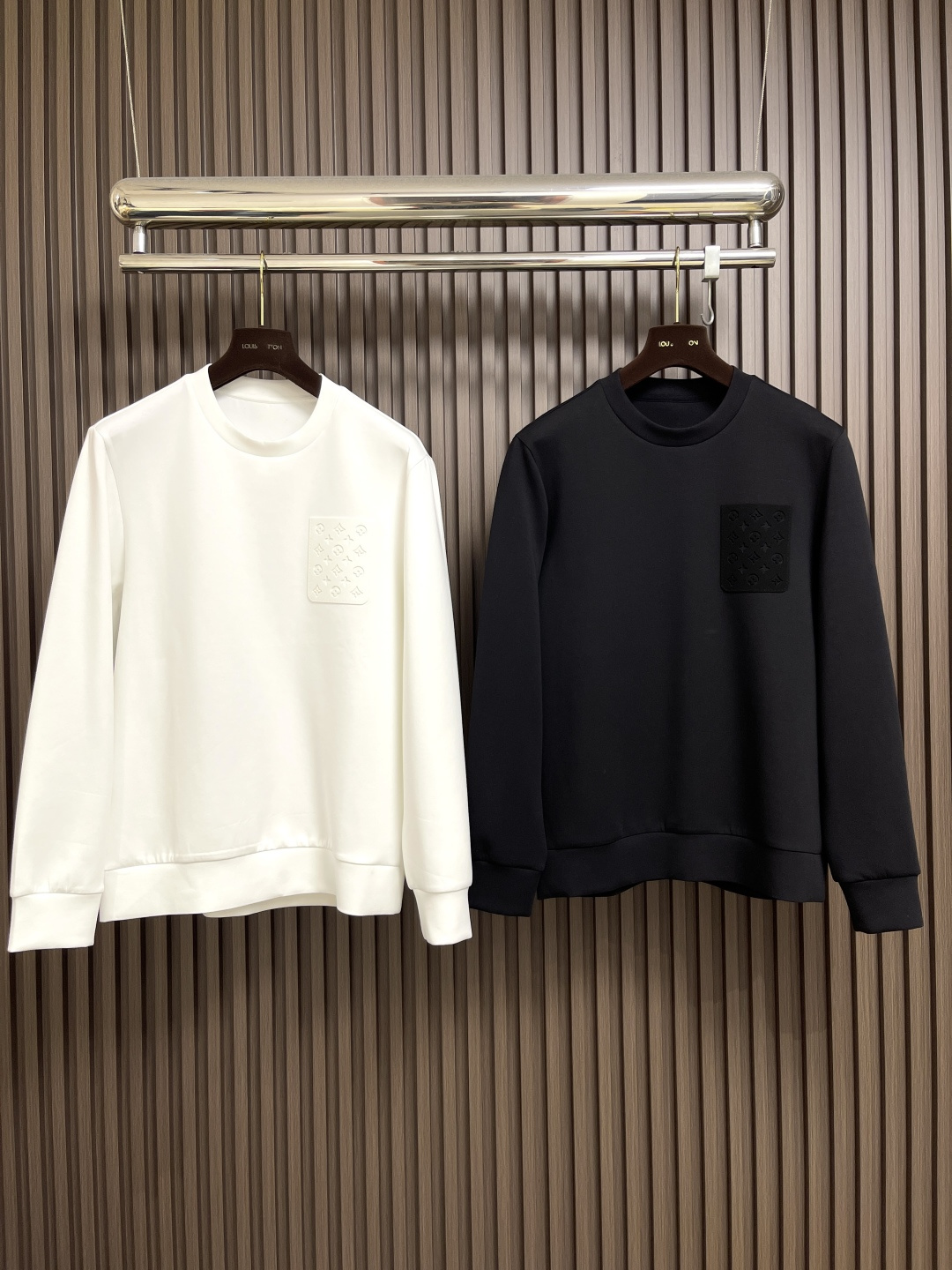 🛒🛒LV 胸前口袋镂空五花标识圆领卫衣～男女同款的百搭单品。轻松展现出奢华内涵。上身衬得肤感细腻白净。客