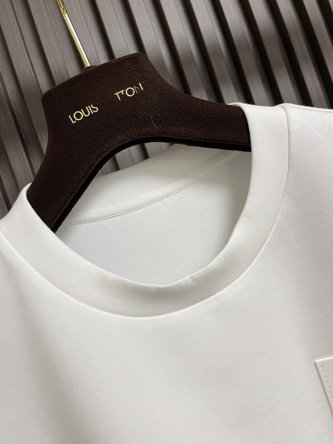 🛒🛒LV 胸前口袋镂空五花标识圆领卫衣～男女同款的百搭单品。轻松展现出奢华内涵。上身衬得肤感细腻白净。客