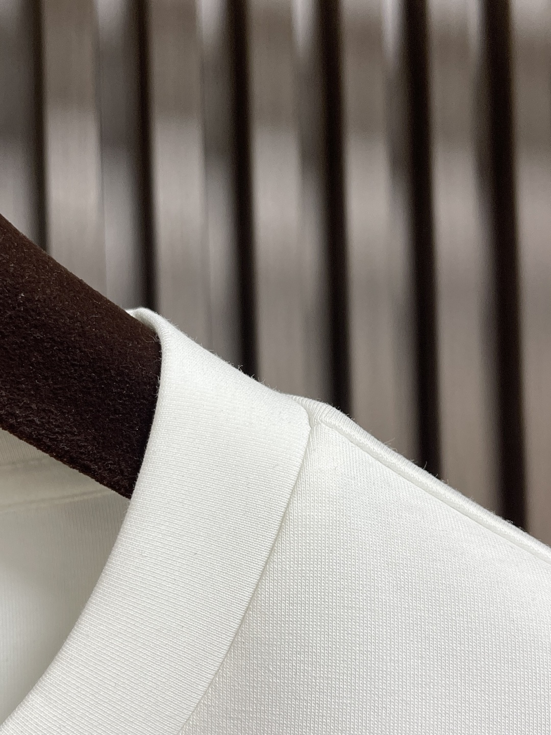 🛒🛒LV 胸前口袋镂空五花标识圆领卫衣～男女同款的百搭单品。轻松展现出奢华内涵。上身衬得肤感细腻白净。客