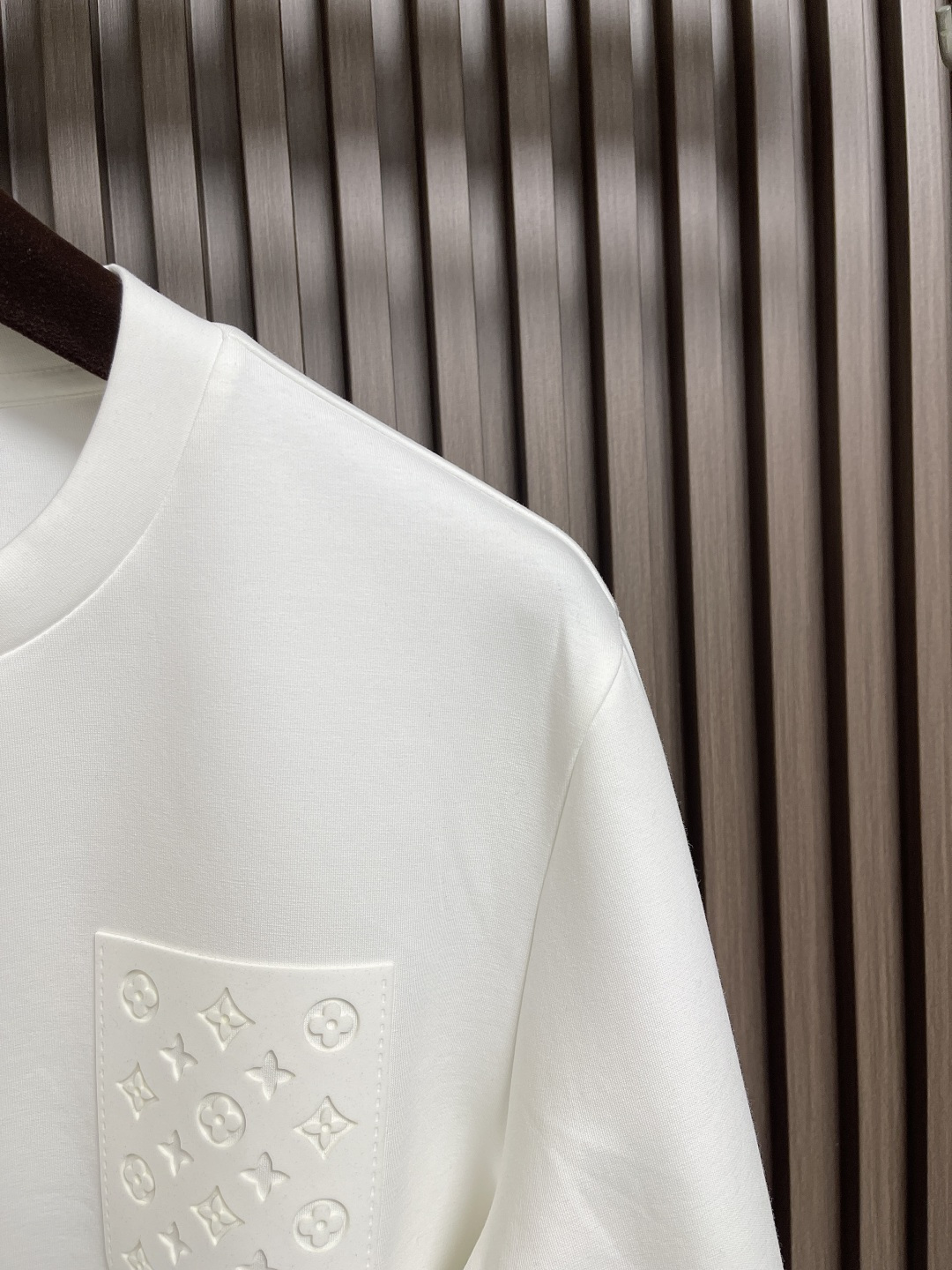 🛒🛒LV 胸前口袋镂空五花标识圆领卫衣～男女同款的百搭单品。轻松展现出奢华内涵。上身衬得肤感细腻白净。客