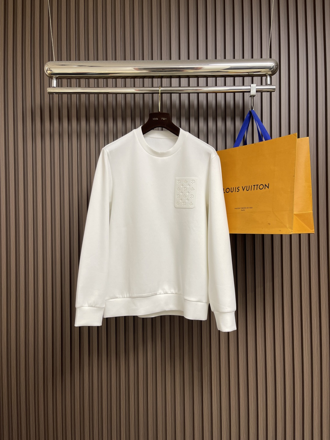 NO:548550,LV chest pocket hollow five-color logo round neck sweatshirt ~ a versatile item for the same style as men and women. It easily shows the luxury connotation. The upper body makes the skin look delicate and white. Customer-supplied knitted cotton fabric, the dense needle-chip texture brings a sense of thickness and quantity! 内里绵密毛圈棉材质,贴身柔软亲肤,十分透气.着身版型硬挺.尺码M-3XL,,louis vuitton,hoodie,sweatshirts,alexander wang19860909LV 胸前口袋镂空五花标识圆领卫衣～男女同款的百搭单品.轻松展现出奢华内涵.上身衬得肤感细腻白净.客供针织棉面料,密实针凿质感带来厚感与量感！内里绵密毛圈棉材质,贴身柔软亲肤,十分透气.着身版型硬挺.尺码M-3XL,,louis vuitton,hoodie,sweatshirts,alexander wang,Men's clothing