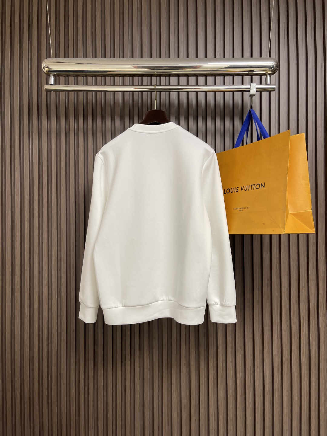 🛒🛒LV 胸前口袋镂空五花标识圆领卫衣～男女同款的百搭单品。轻松展现出奢华内涵。上身衬得肤感细腻白净。客