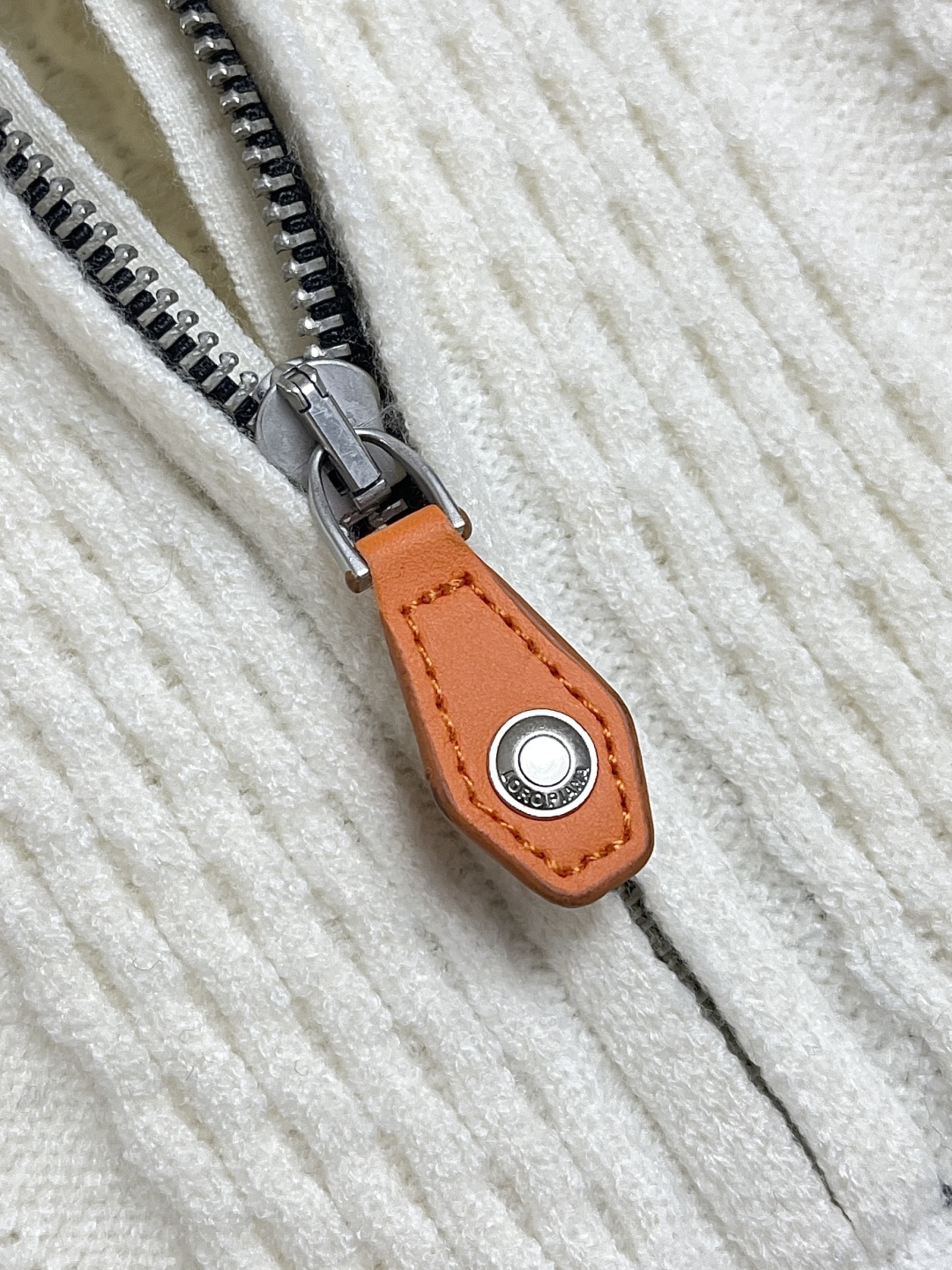 🛒🛒loro Piana lP🆕 秋冬新款半拉练针织毛衣，经典设计感与颜值爆棚的外套，品质更是无法挑剔品