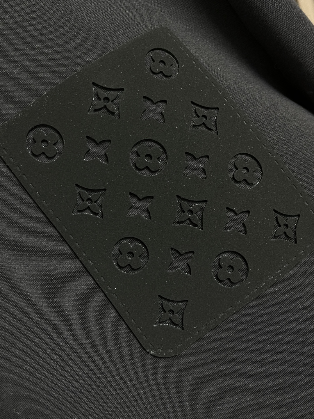 🛒🛒LV 胸前口袋镂空五花标识圆领卫衣～男女同款的百搭单品。轻松展现出奢华内涵。上身衬得肤感细腻白净。客