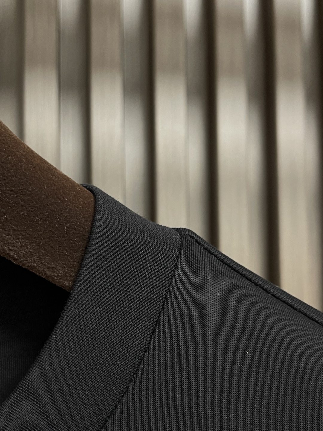 🛒🛒LV 胸前口袋镂空五花标识圆领卫衣～男女同款的百搭单品。轻松展现出奢华内涵。上身衬得肤感细腻白净。客