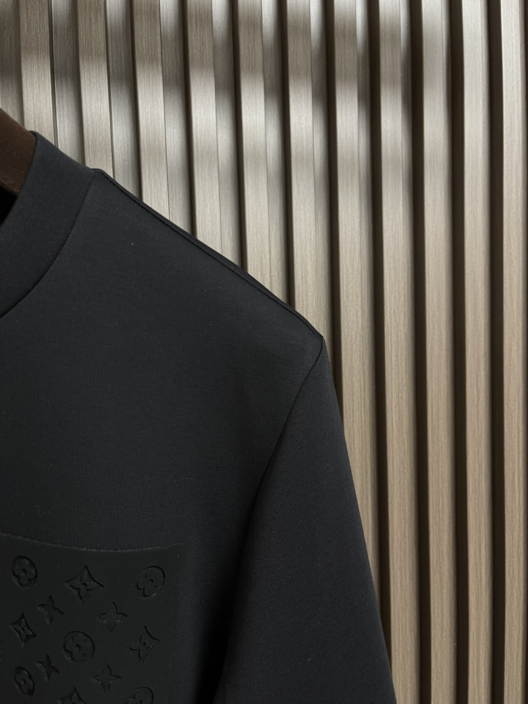 🛒🛒LV 胸前口袋镂空五花标识圆领卫衣～男女同款的百搭单品。轻松展现出奢华内涵。上身衬得肤感细腻白净。客