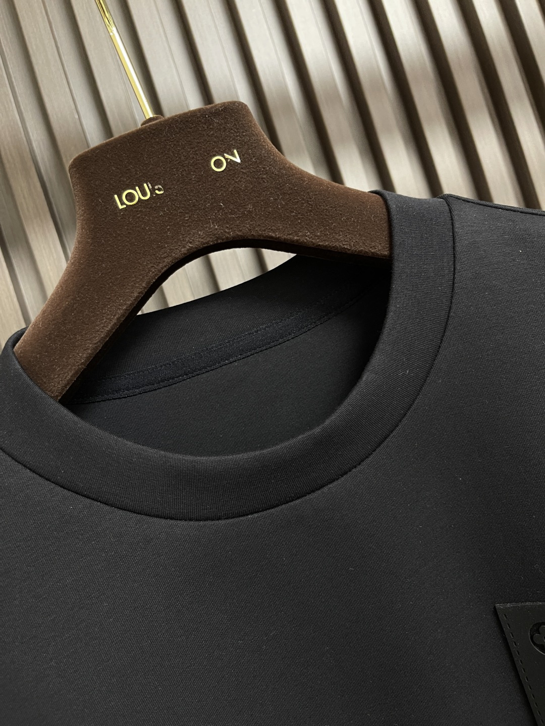 🛒🛒LV 胸前口袋镂空五花标识圆领卫衣～男女同款的百搭单品。轻松展现出奢华内涵。上身衬得肤感细腻白净。客