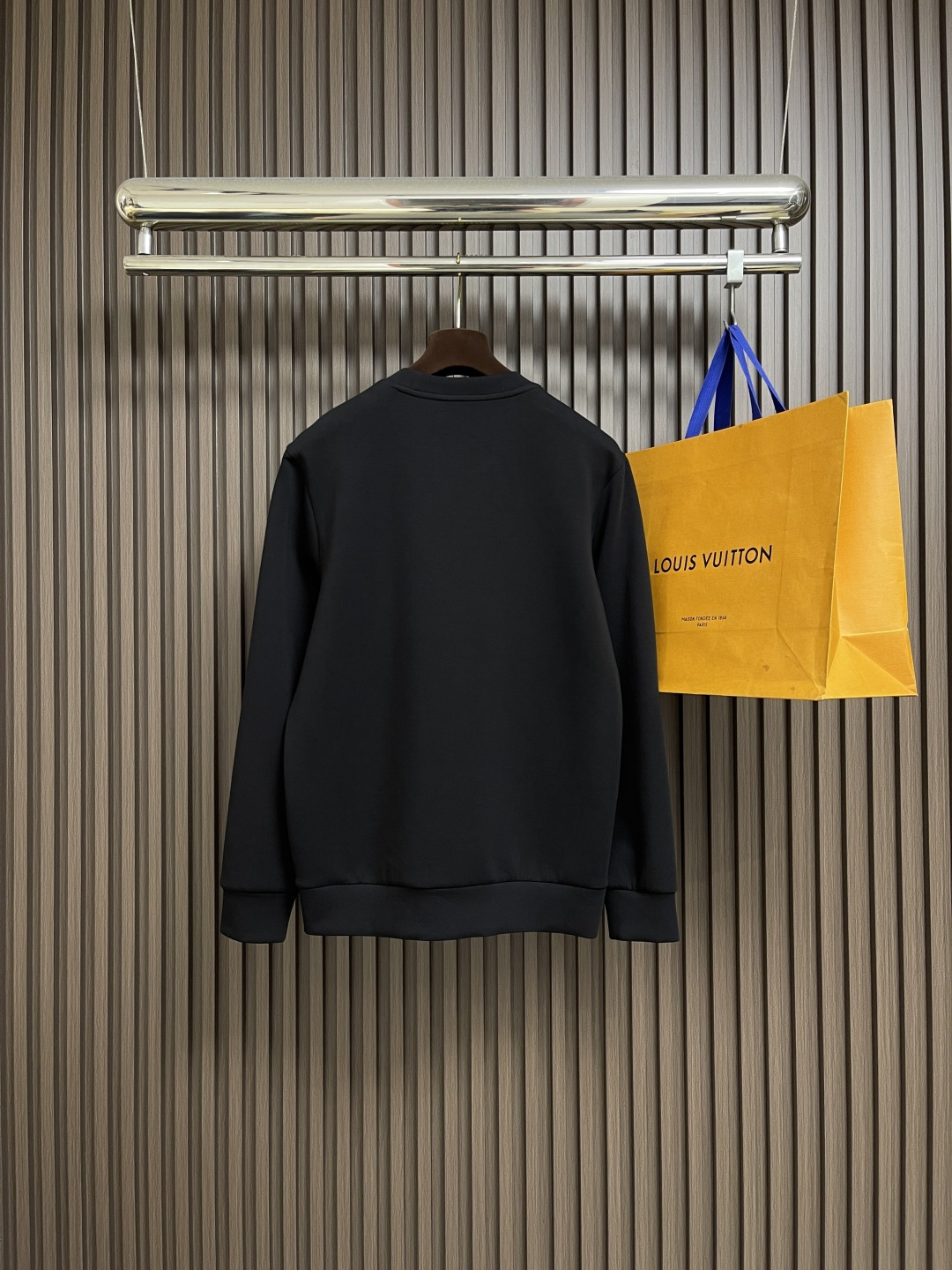 🛒🛒LV 胸前口袋镂空五花标识圆领卫衣～男女同款的百搭单品。轻松展现出奢华内涵。上身衬得肤感细腻白净。客