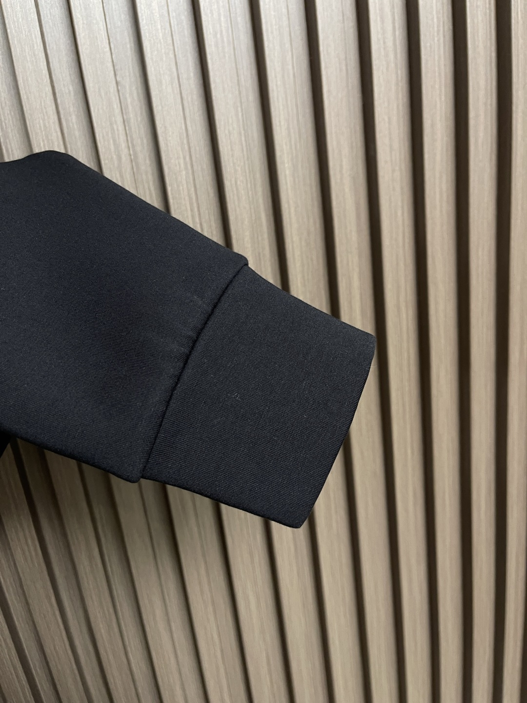 🛒🛒LV 胸前口袋镂空五花标识圆领卫衣～男女同款的百搭单品。轻松展现出奢华内涵。上身衬得肤感细腻白净。客